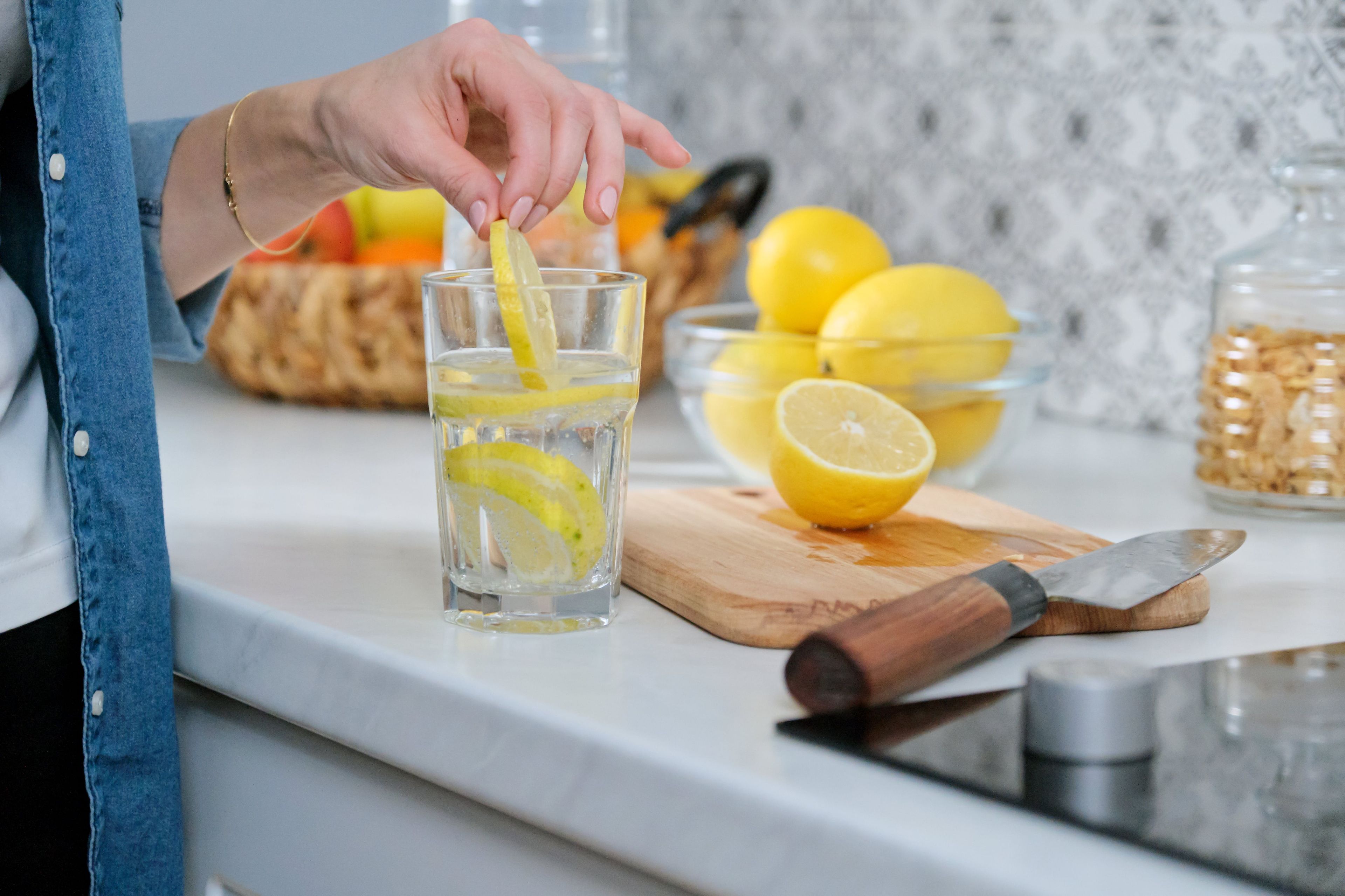 Hombre preparando un agua con limón