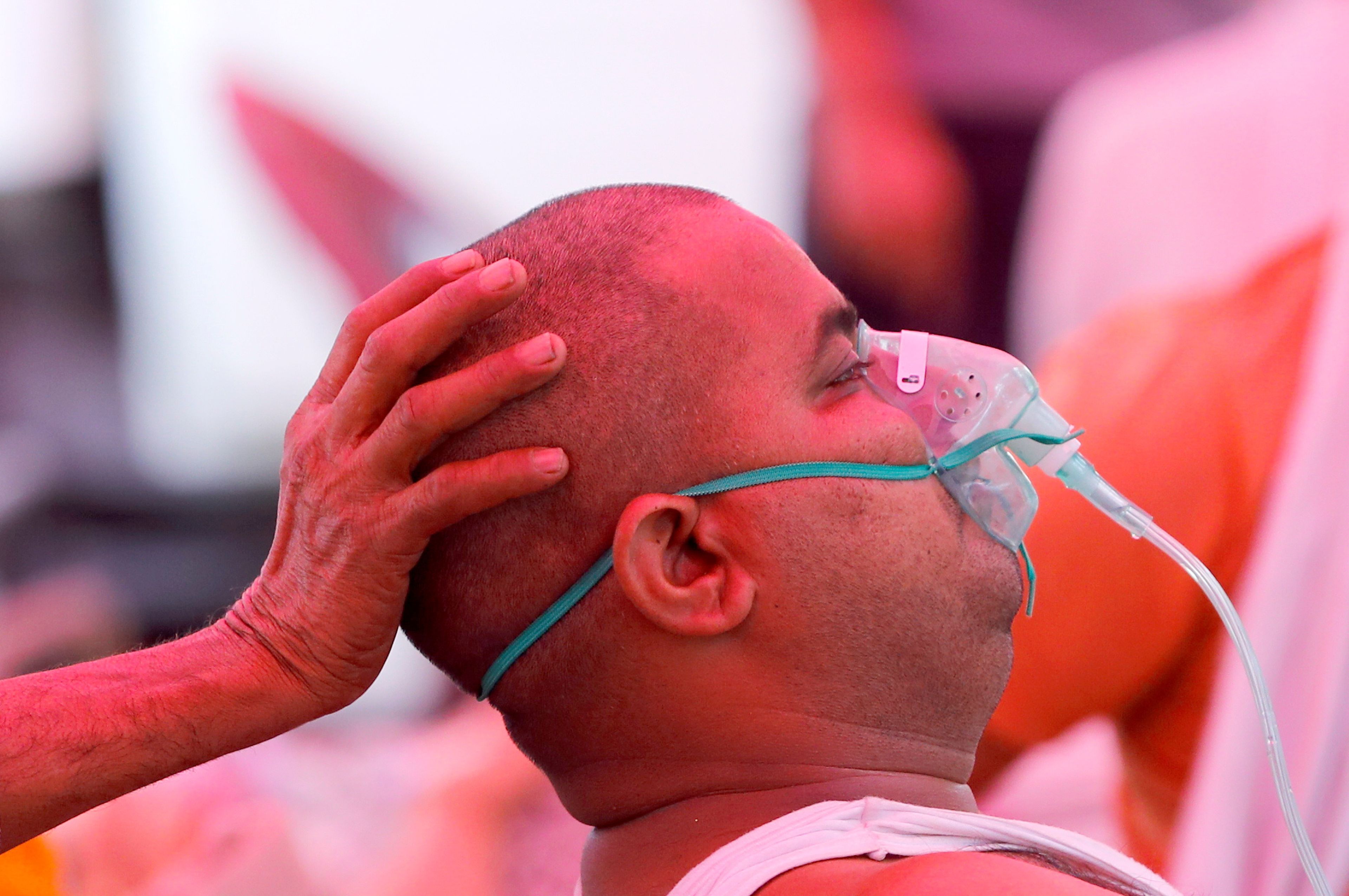 hombre con problemas respiratorios en India