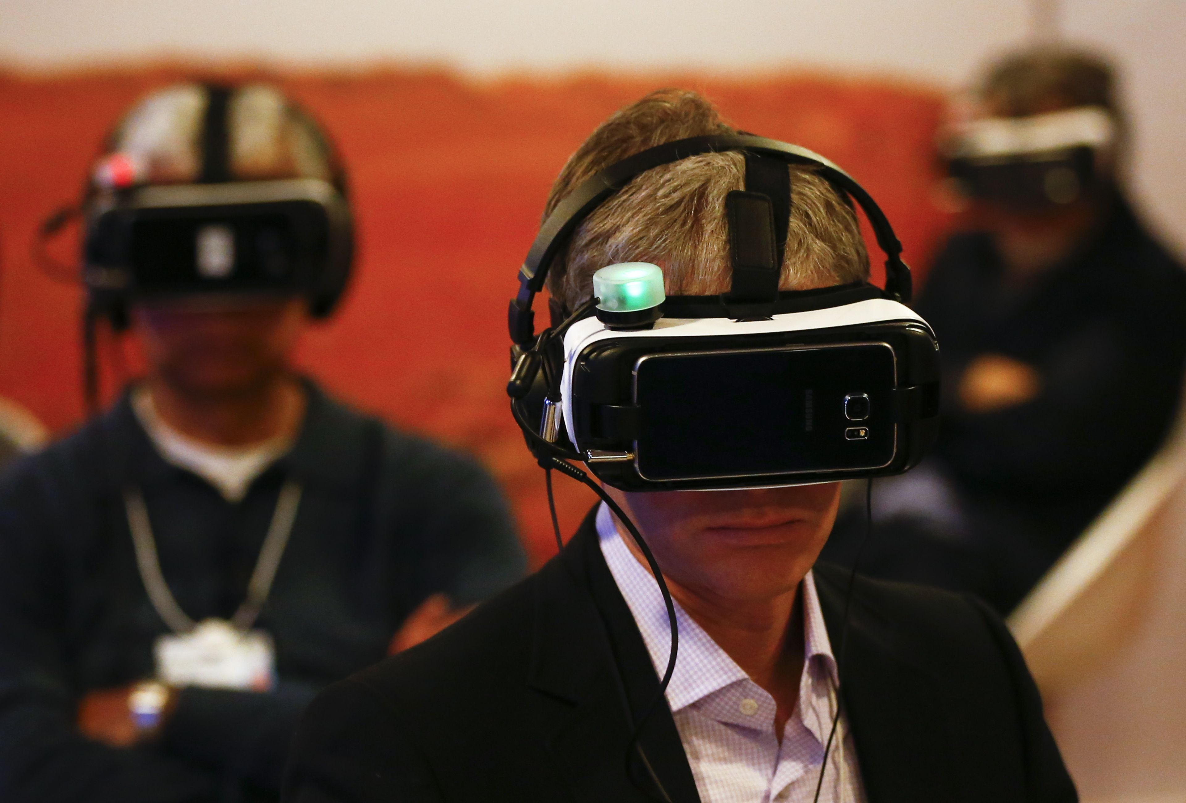 Un hombre prueba unas gafas de realidad virtual durante el Foro de Davos