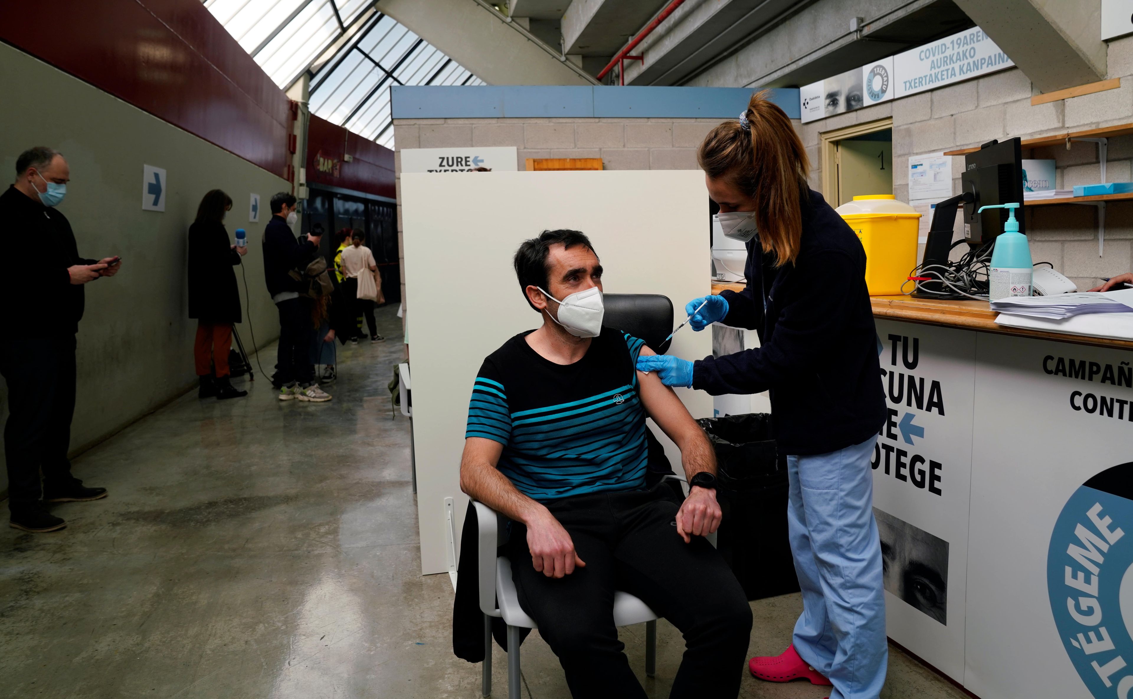 Un hombre se vacuna en España
