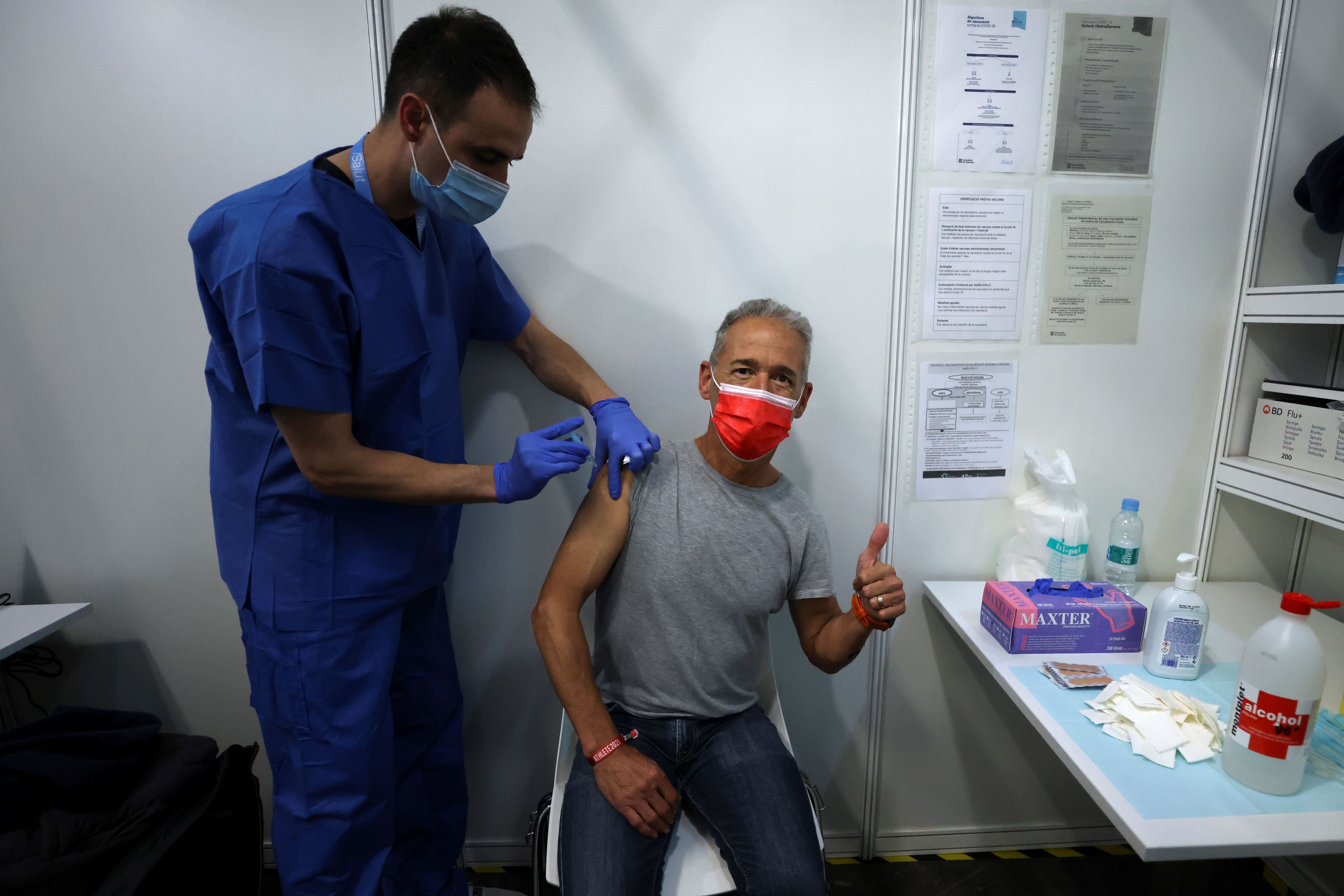 Un hombre vacunándose en Barcelona