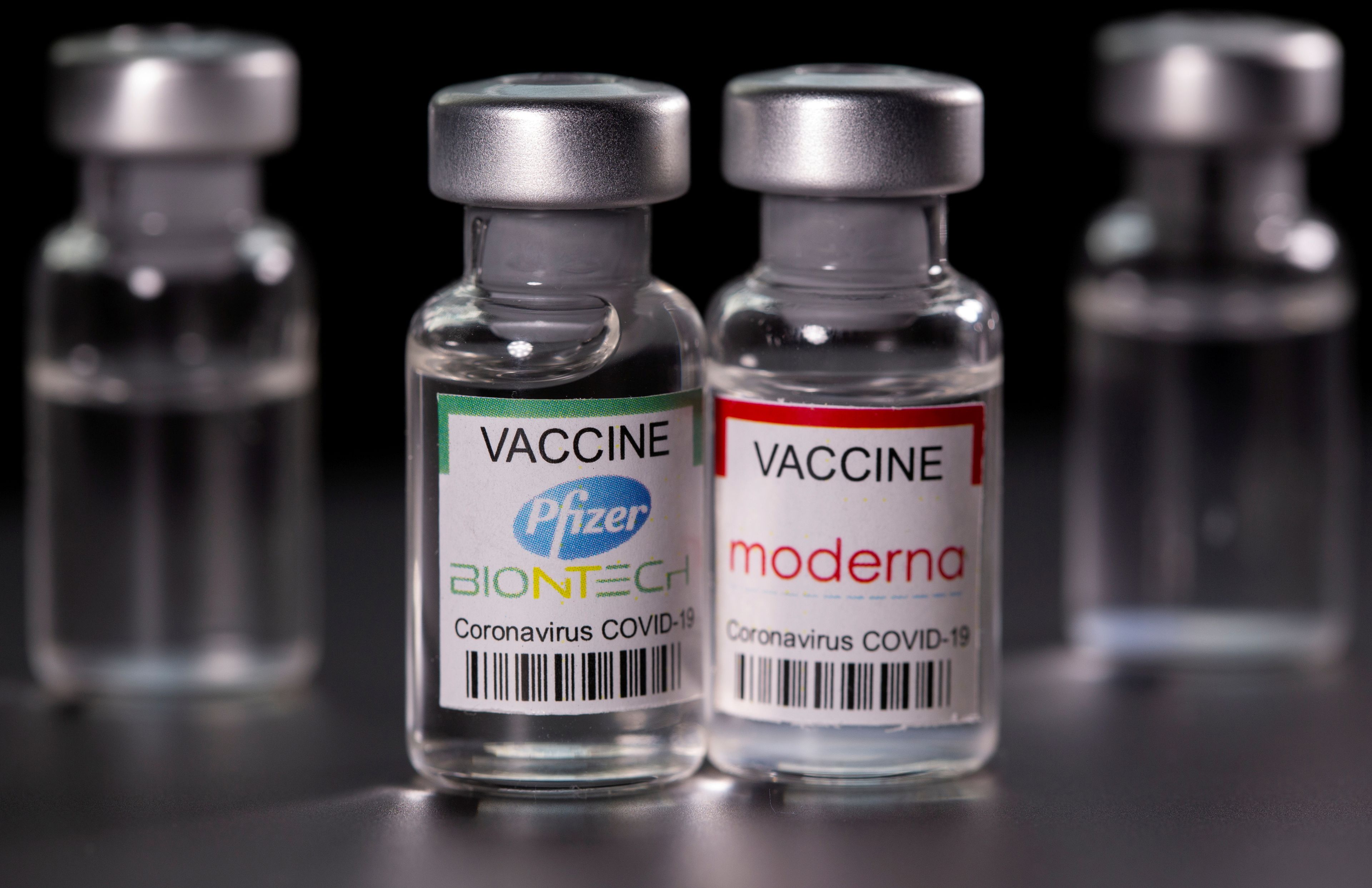 Ilustración de las vacunas de Moderna y Pfizer.