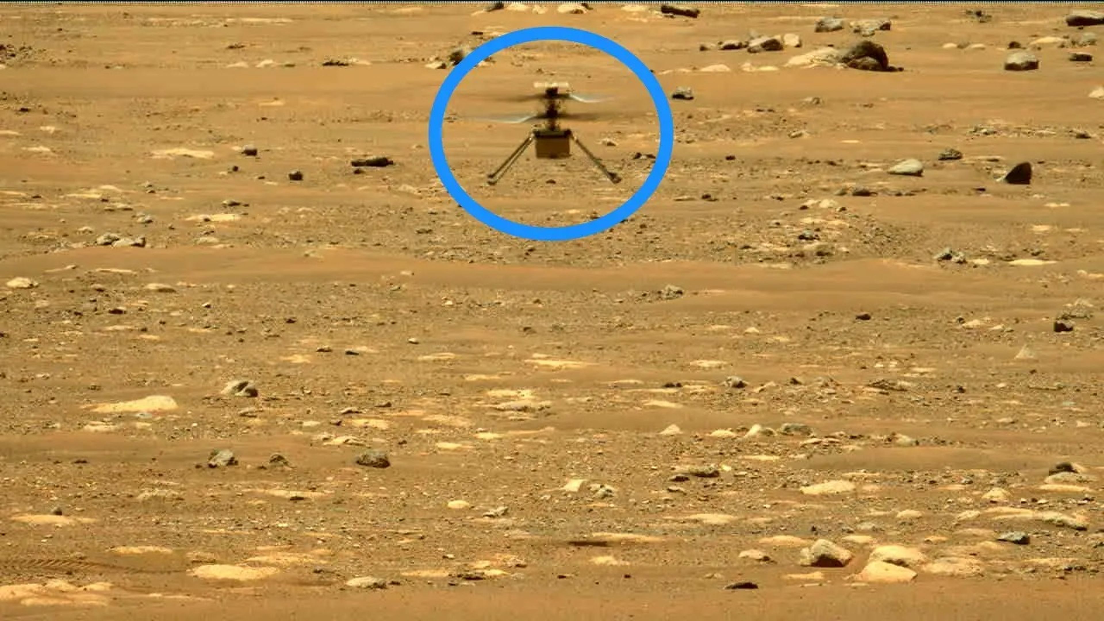 El rover Perseverance capturó una foto de Ingenuity en el aire durante su segundo vuelo el 22 de abril de 2021.