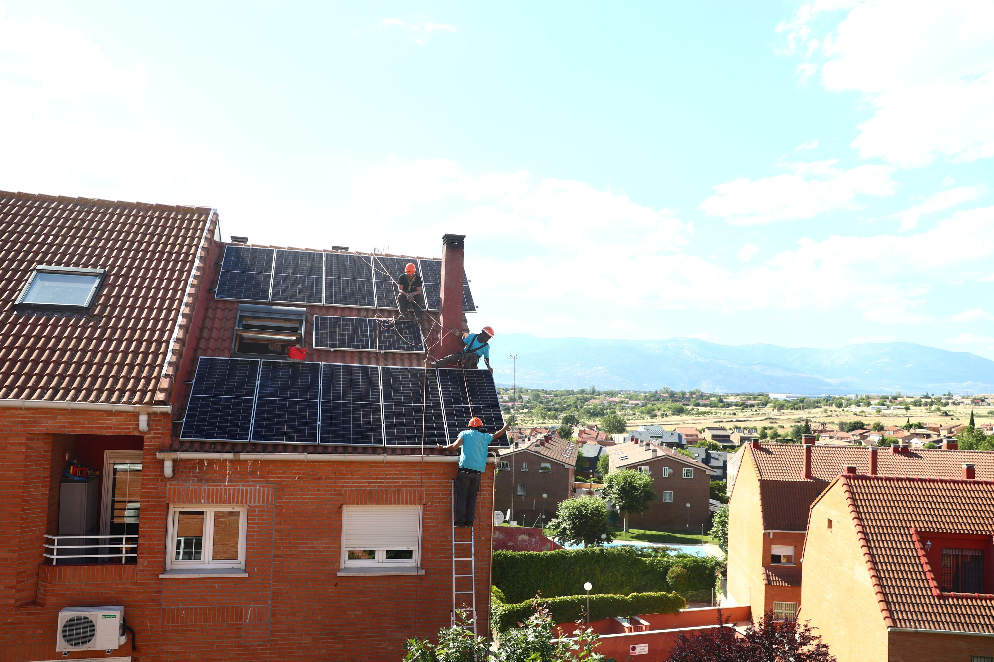 Instalación de un panel solar en una vivienda