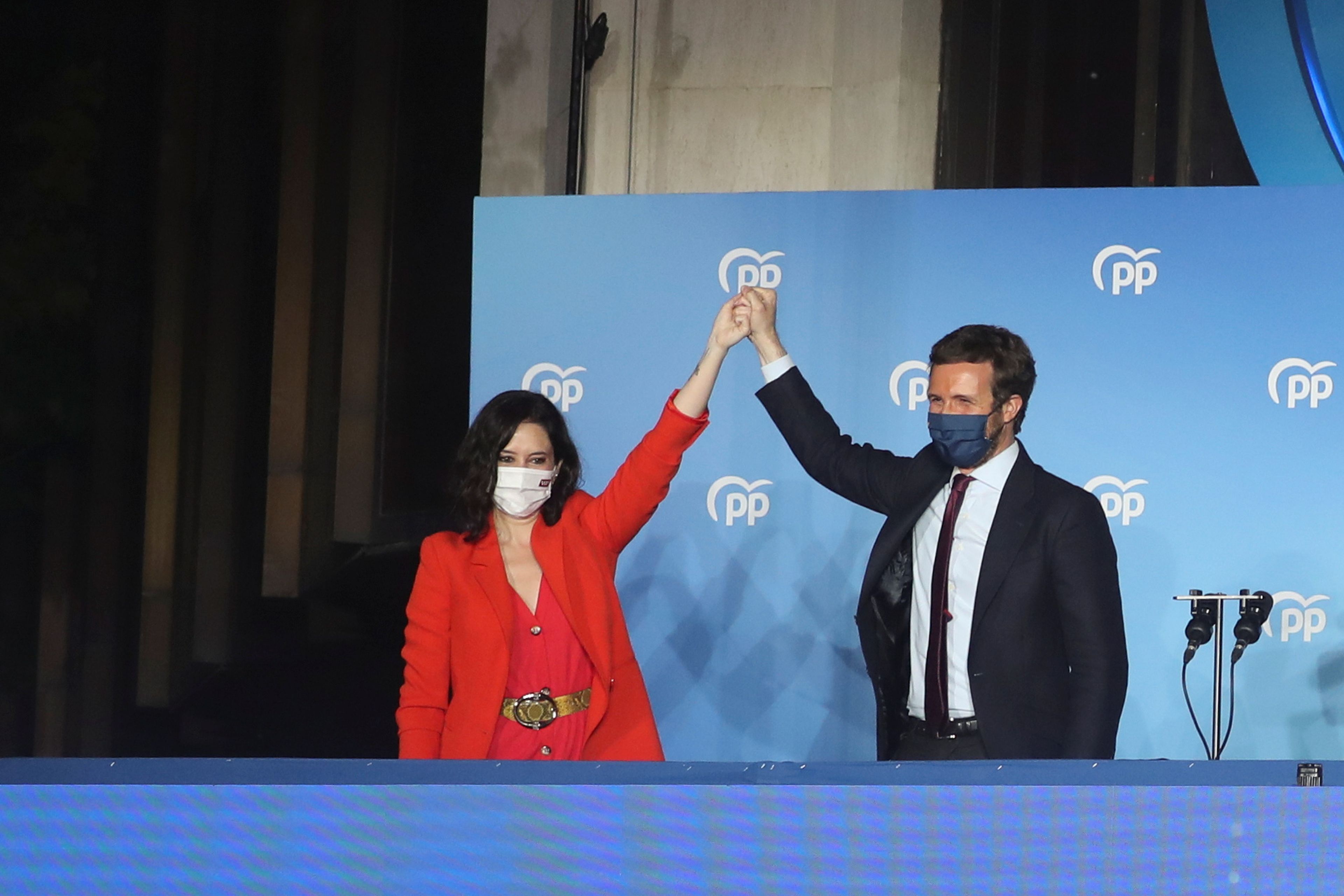 Isabel Díaz Ayuso y Pablo Casado celebran la victoria del PP en las Elecciones de Madrid 2021