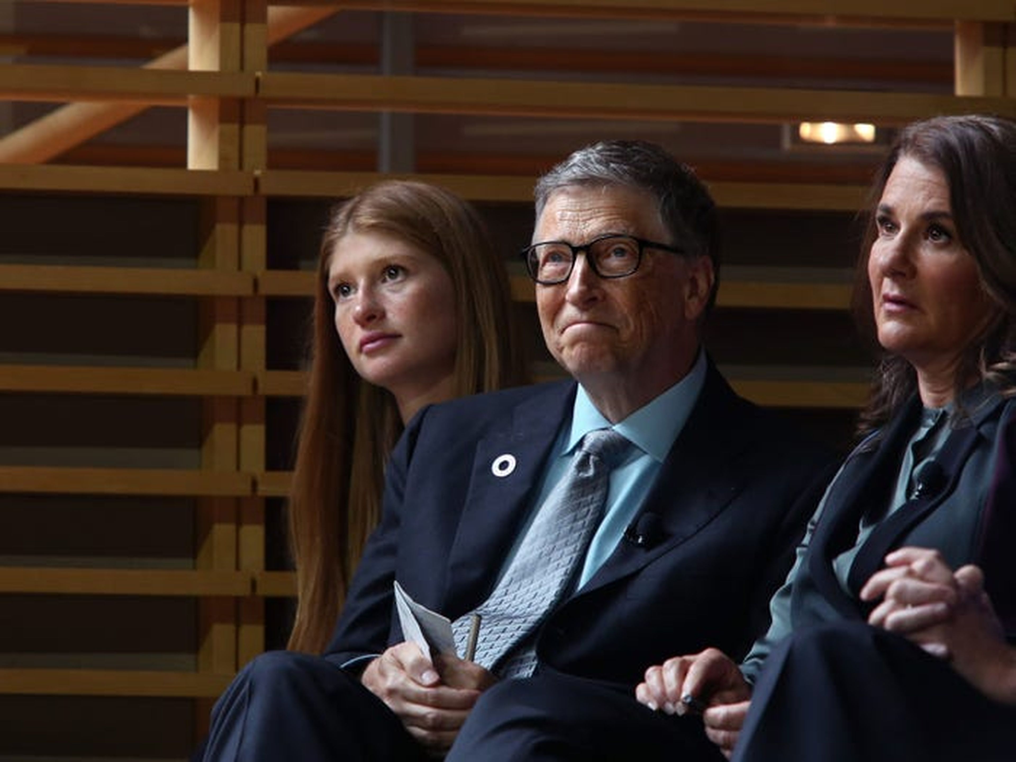 (De izquierda a derecha) Jennifer Gates y sus padres, Bill y Melinda Gates, escuchan al ex presidente de Estados Unidos, Barack Obama, en el evento inaugural de porteros de la Fundación Gates el 20 de septiembre de 2017 en Nueva York.