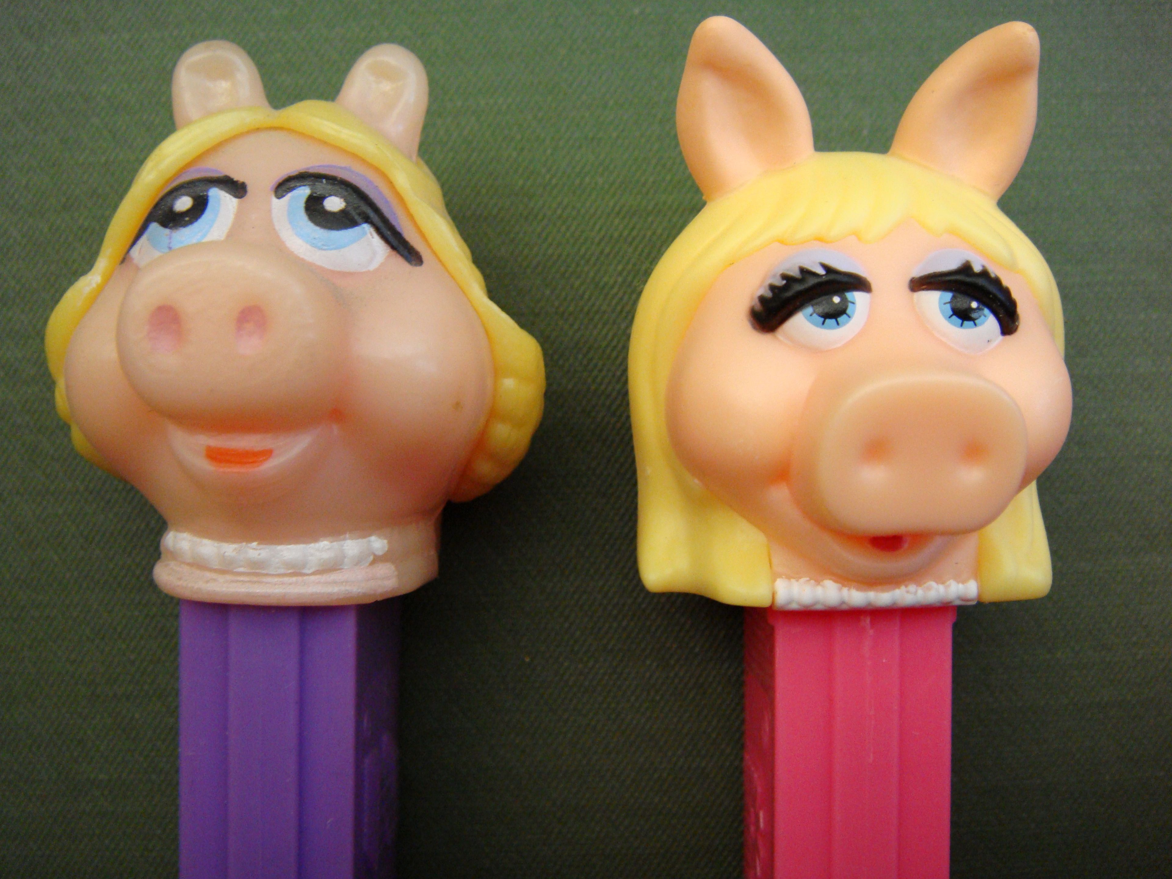 A la izquierda, dispensador PEZ de Ms. Piggy 1991; a la derecha, dispensador PEZ de Ms. Piggy 2012.