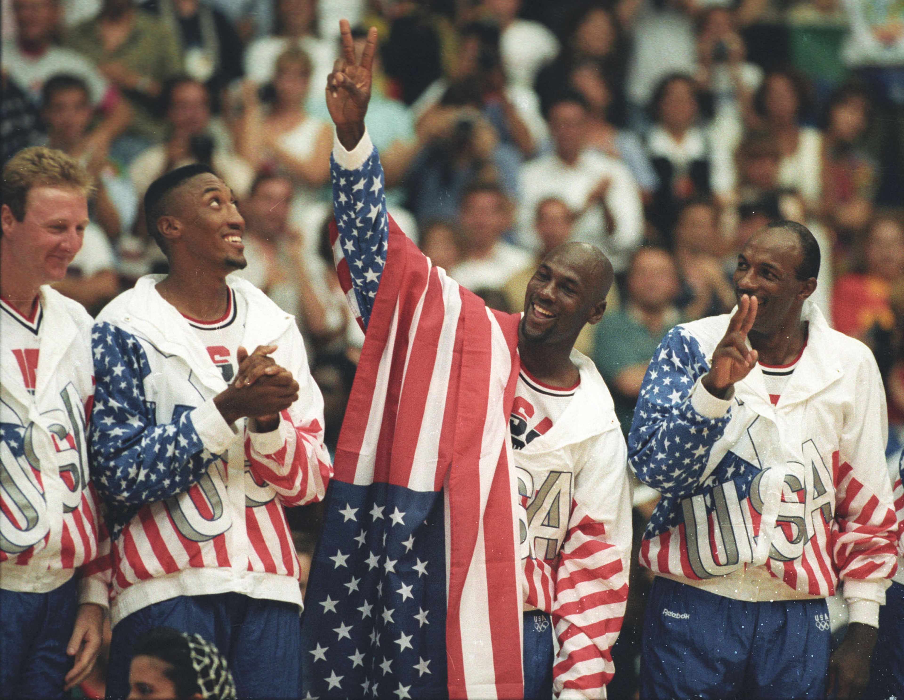 Jordan, que tenía un contrato con Nike, tapó con la bandera de Estados Unidos el logo de Reebok en la entrega de medallas de Barcelona 92. En 2005, Adidas compró Reebok (Reuters)