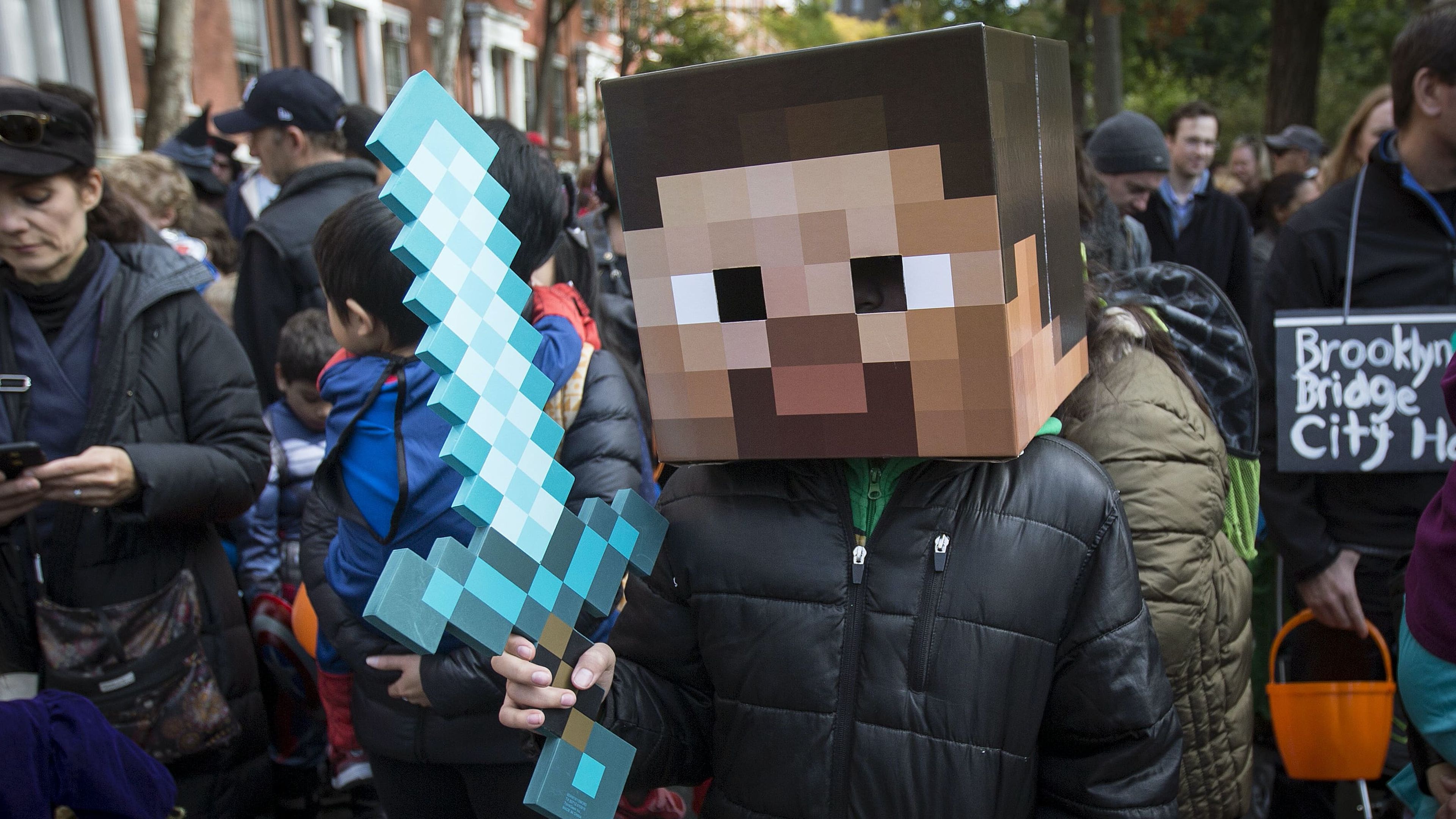 Joven disfrazado de personaje de Minecraft en Nueva York.