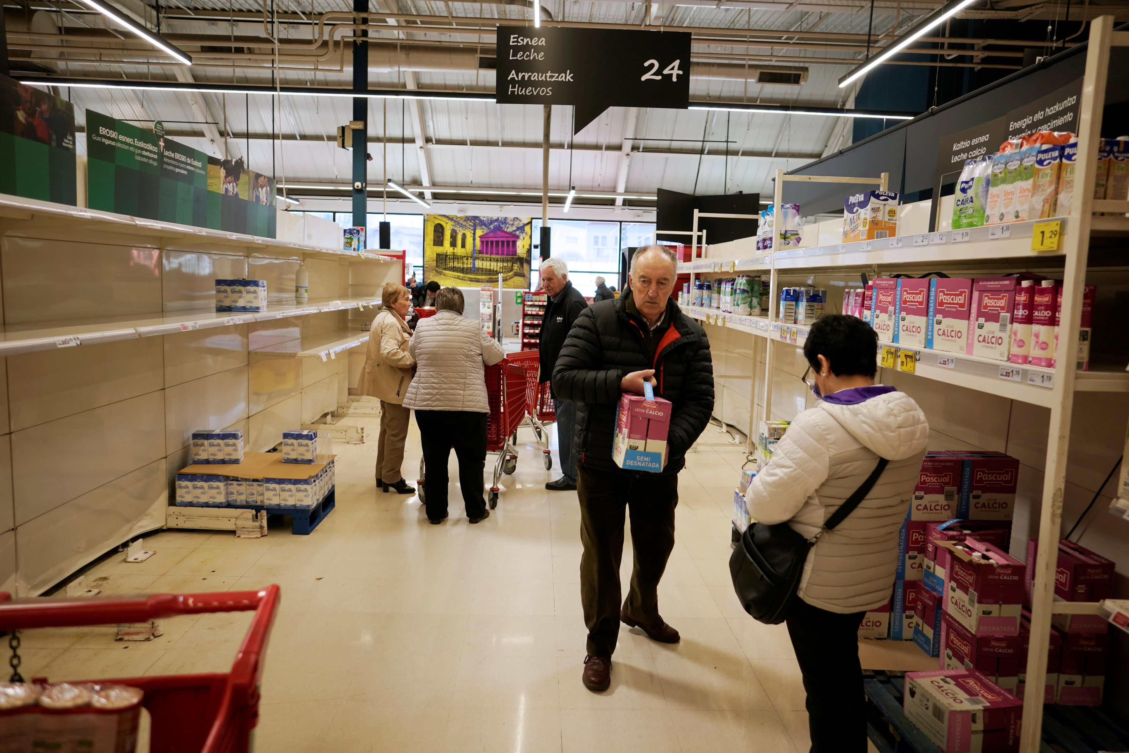 leche España supermercado brik estante lineal