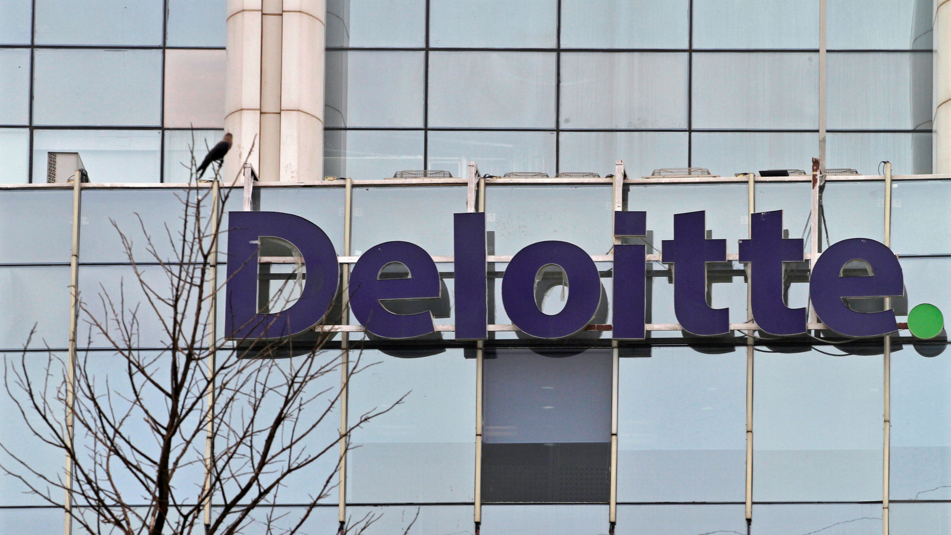 El logotipo de Deloitte en sus oficinas en Nueva Delhi (India)