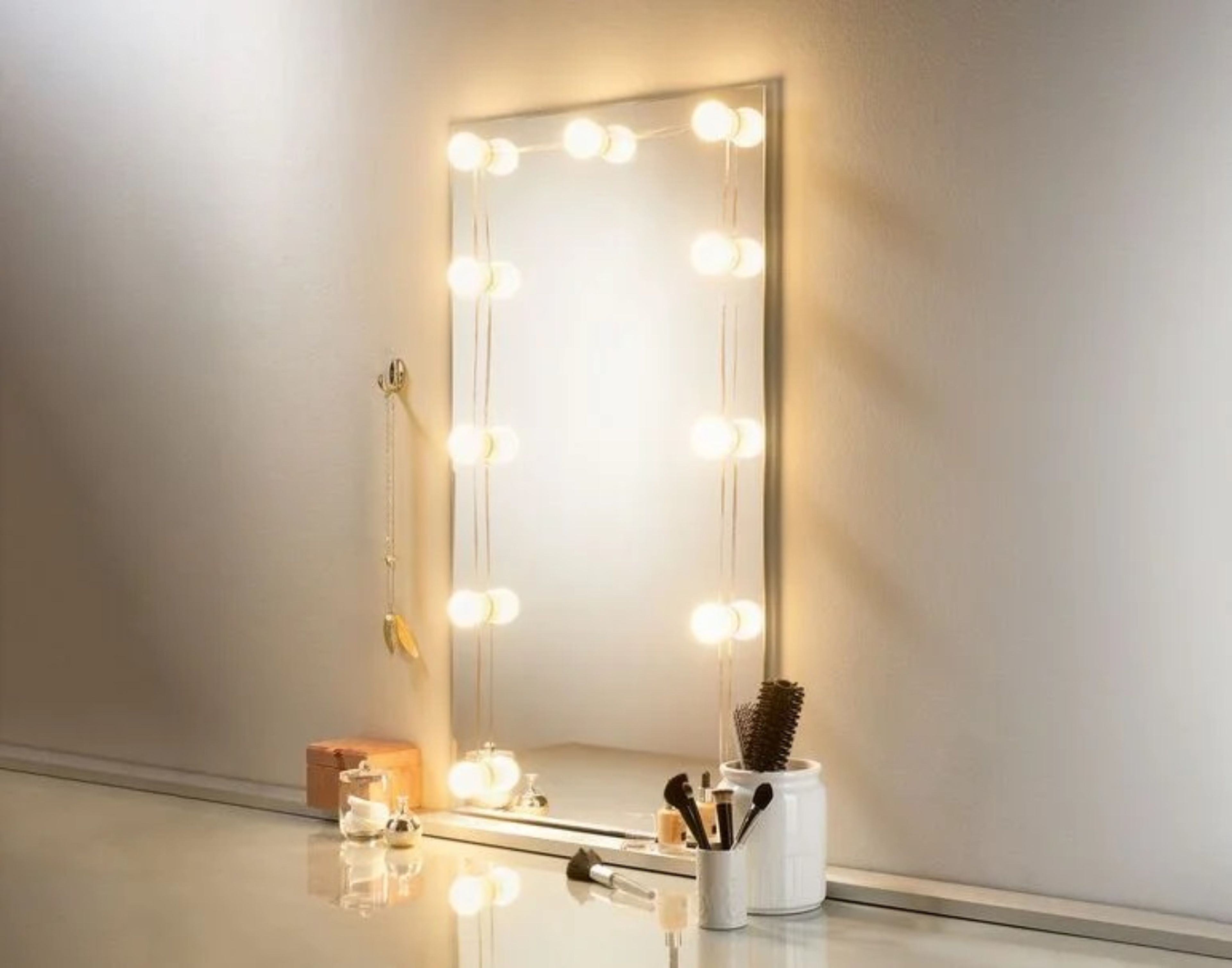 Este juego de luces LED de Lidl convertirá tu espejo en un espejo de  Hollywood
