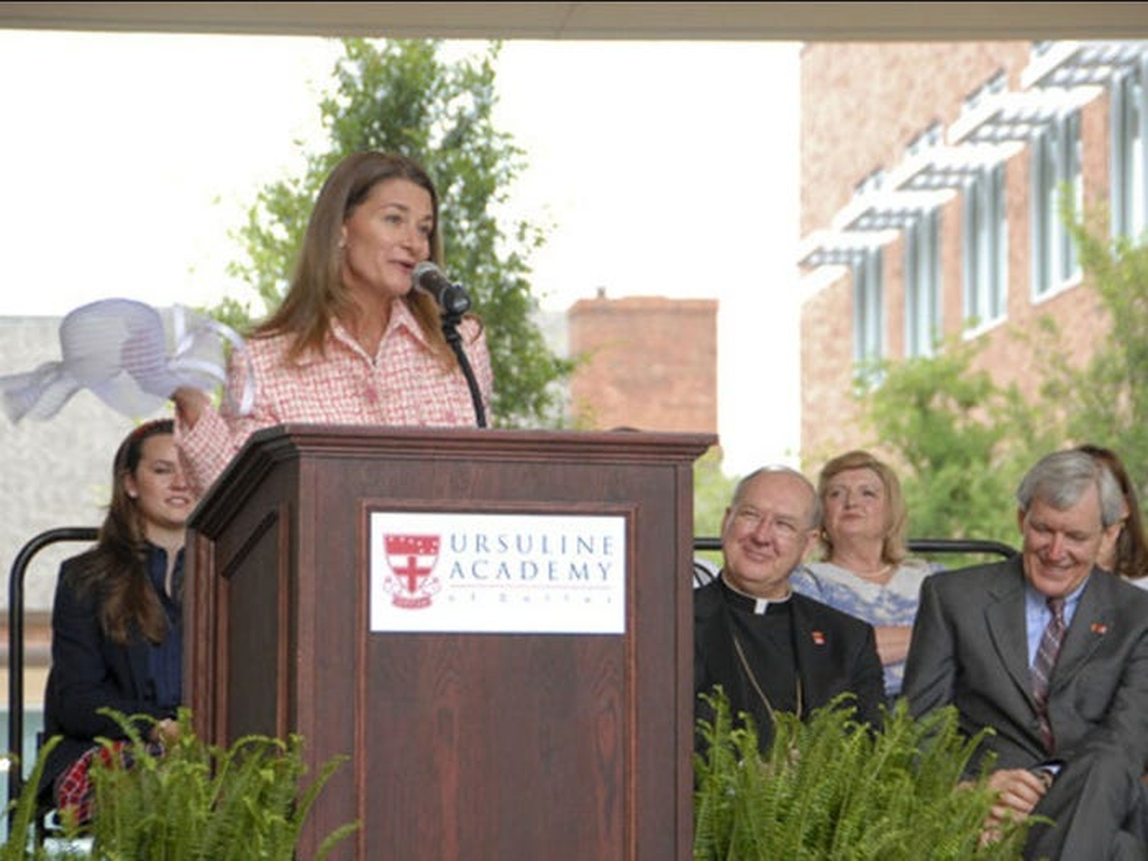 Melinda Gates visita a estudiantes de tercer grado en la Escuela Solar para Niñas en Dallas, el 3 de mayo de 2019.