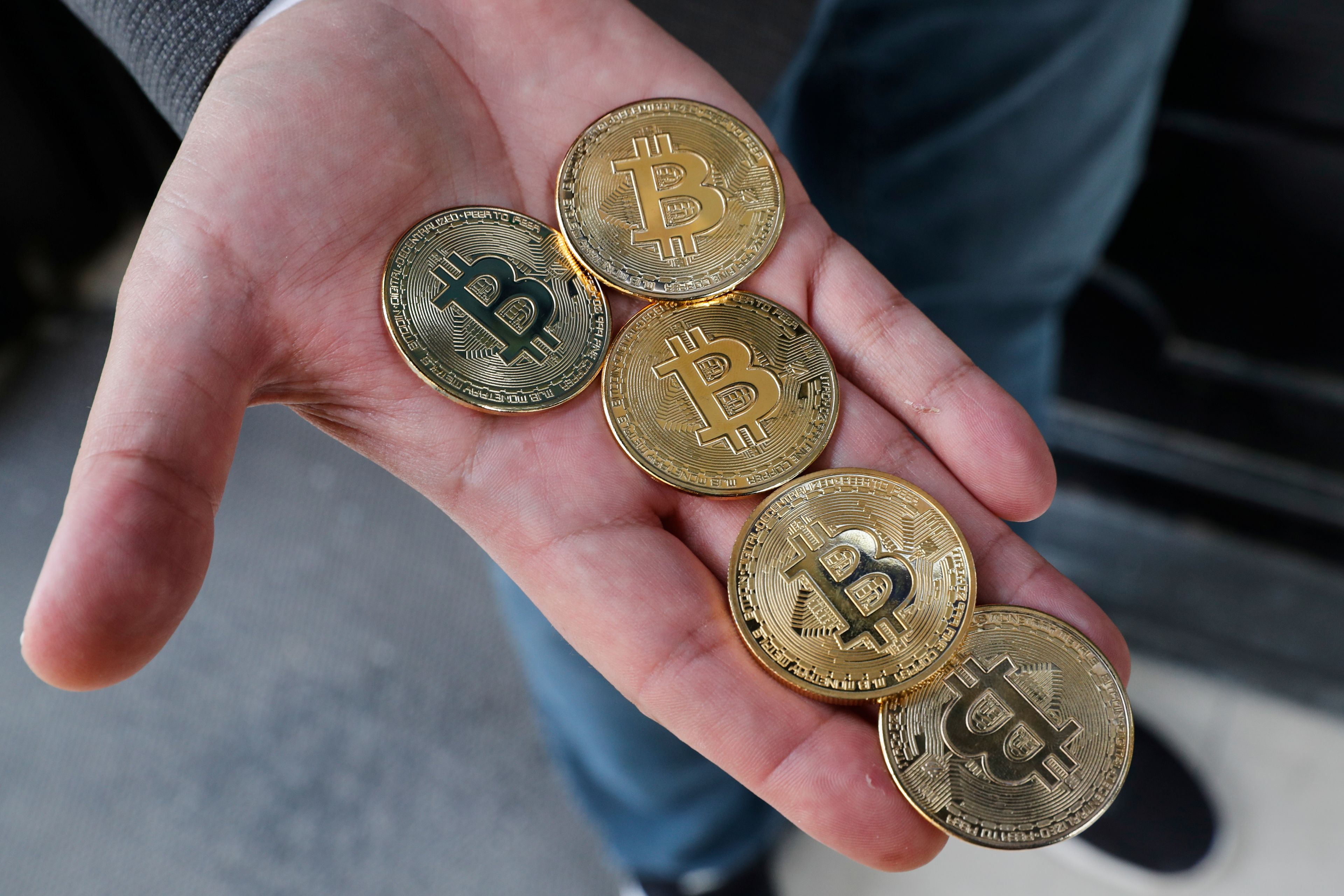 Monedas que representan al bitcoin creadas en una tienda de Estambul (Turquía)