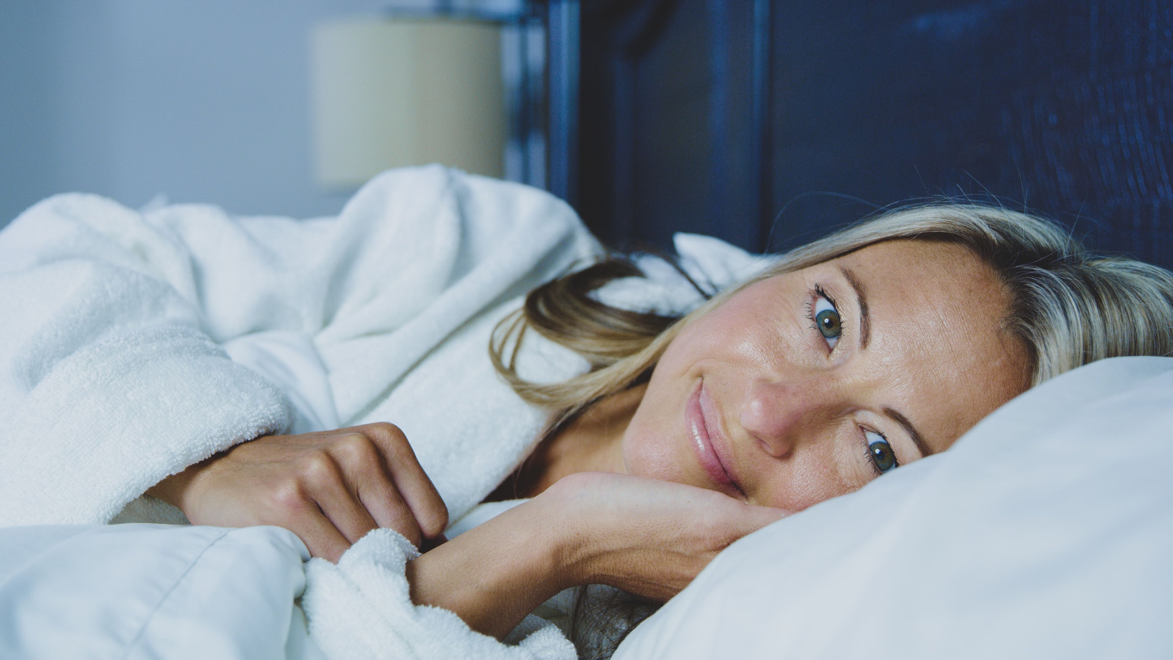 Trucos caseros prevenir arrugas cara de almohada dormir