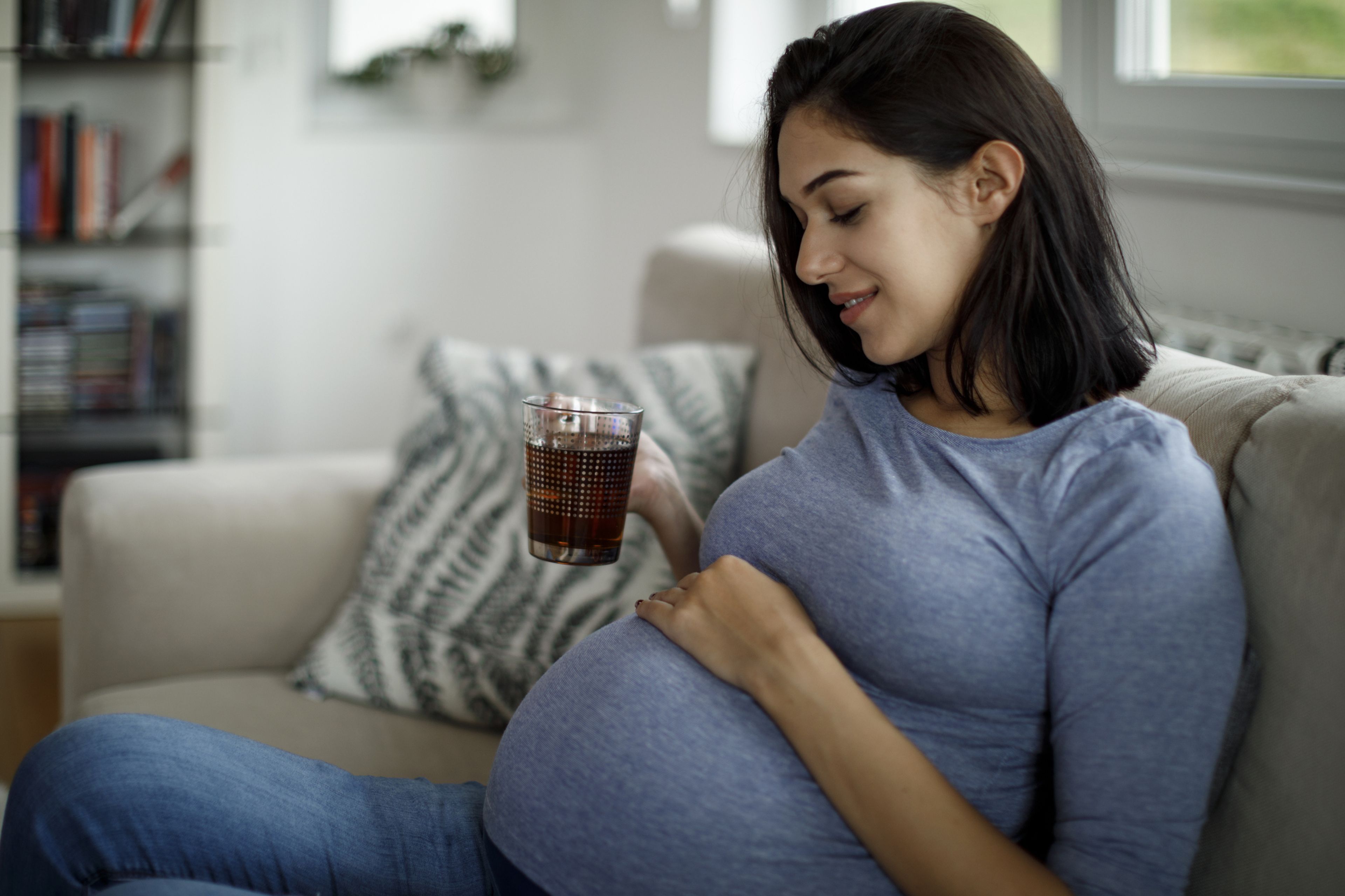 mujer embarazada tomando infusión