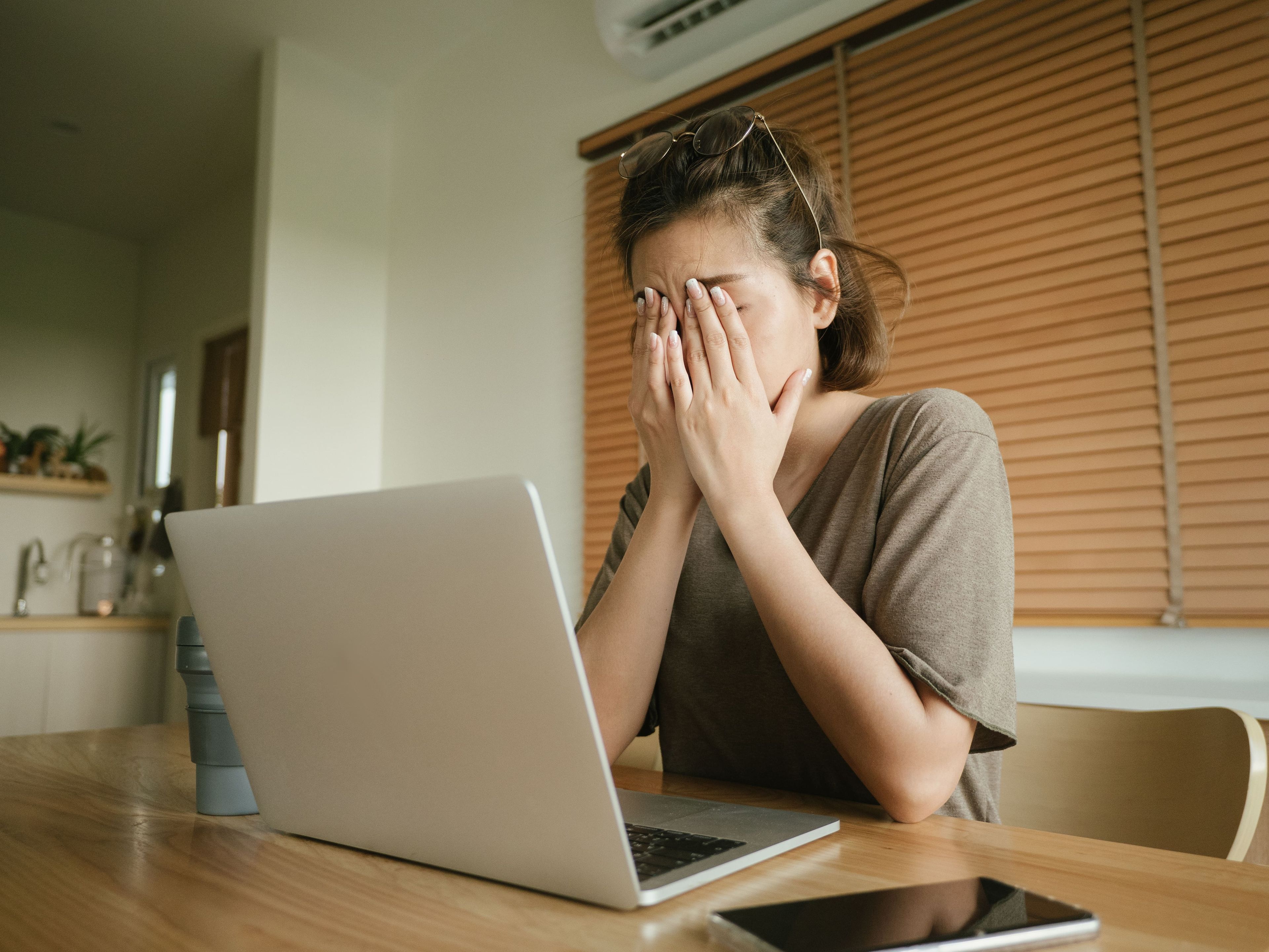 Mujer estresada delante del ordenador