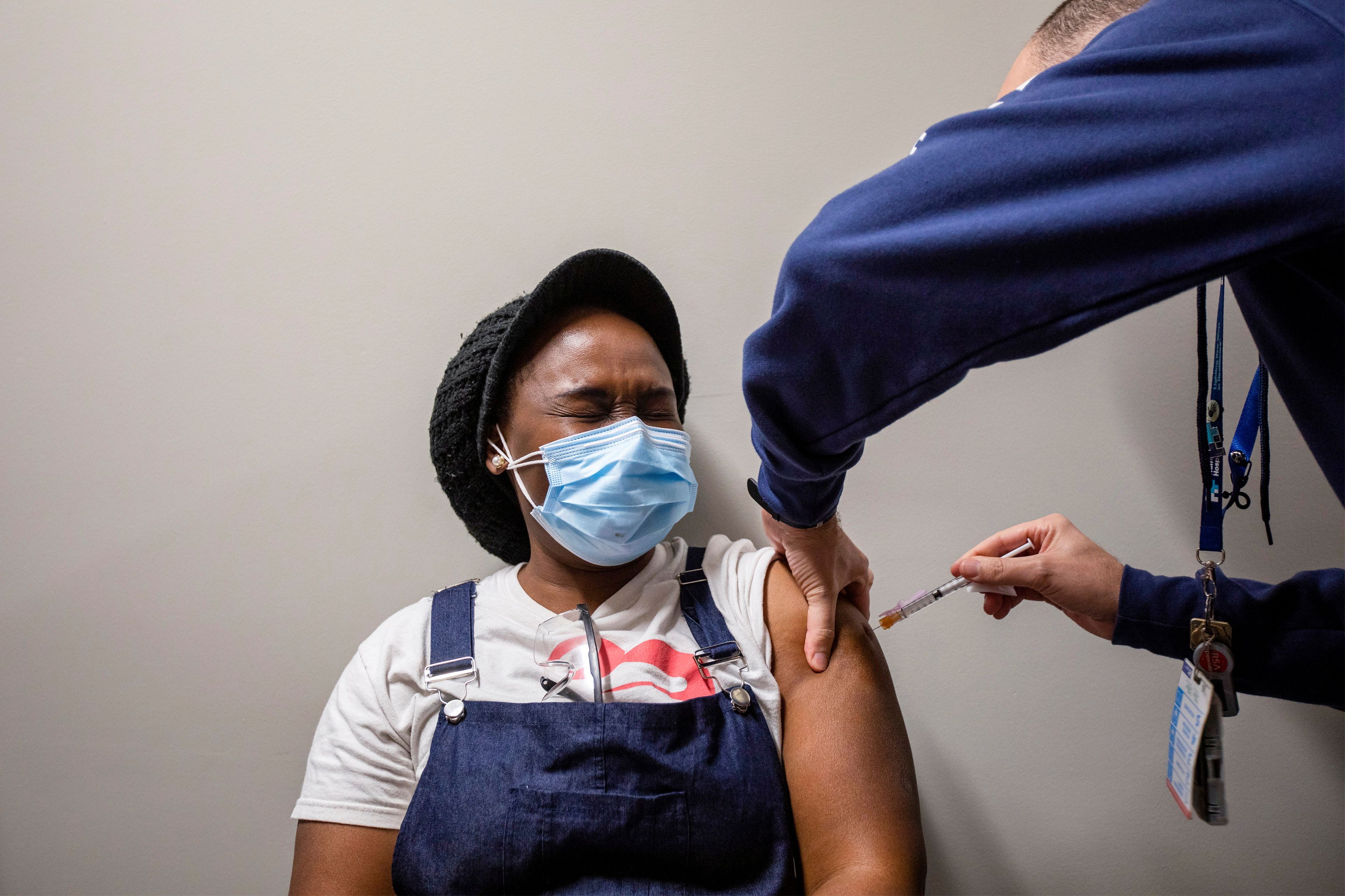 Mujer siendo vacunada frente al COVID-19