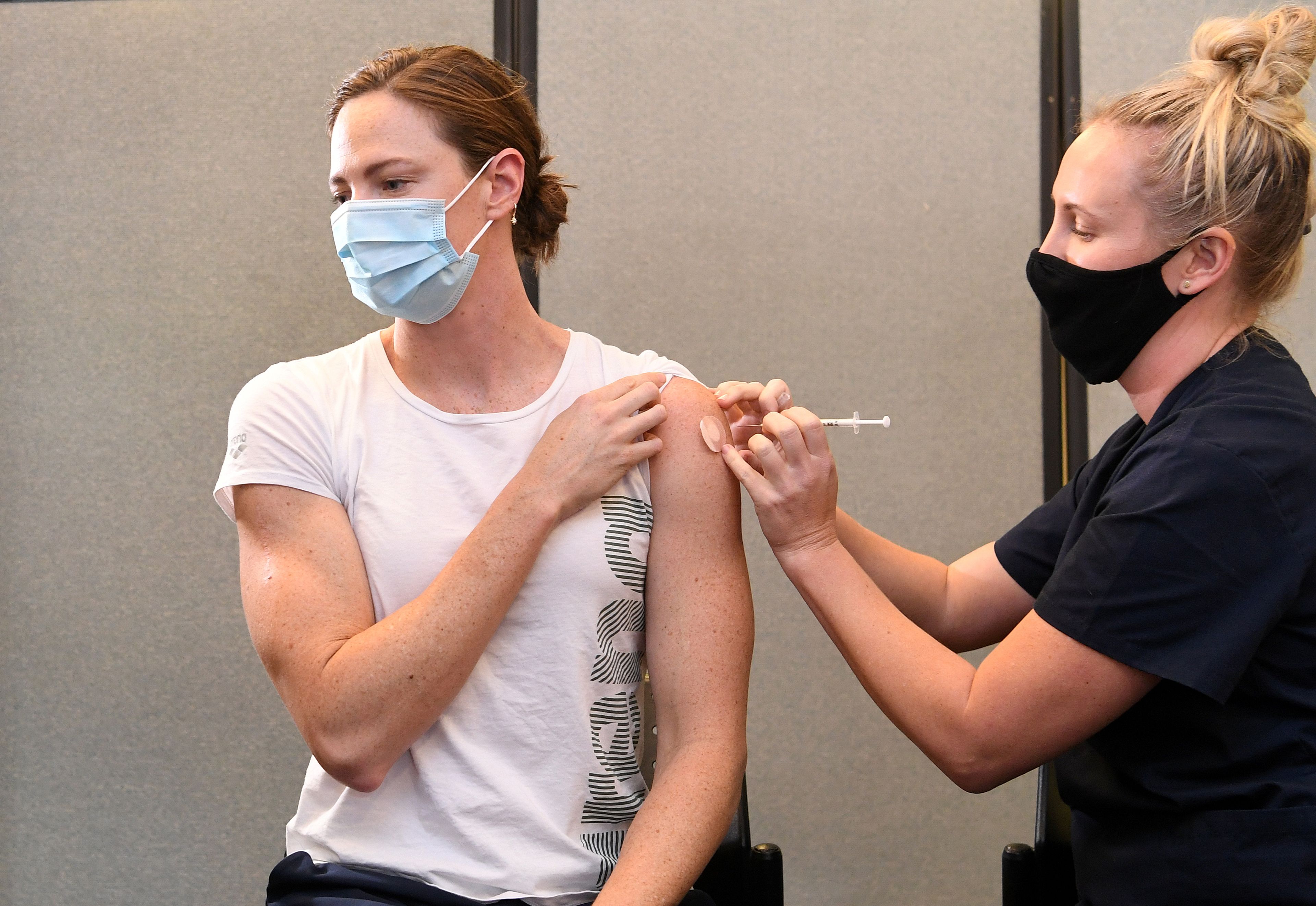 La nadadora olímpica australiana Cate Campbell recibe la vacuna de Pfizer y BioNTech contra el COVID-19.