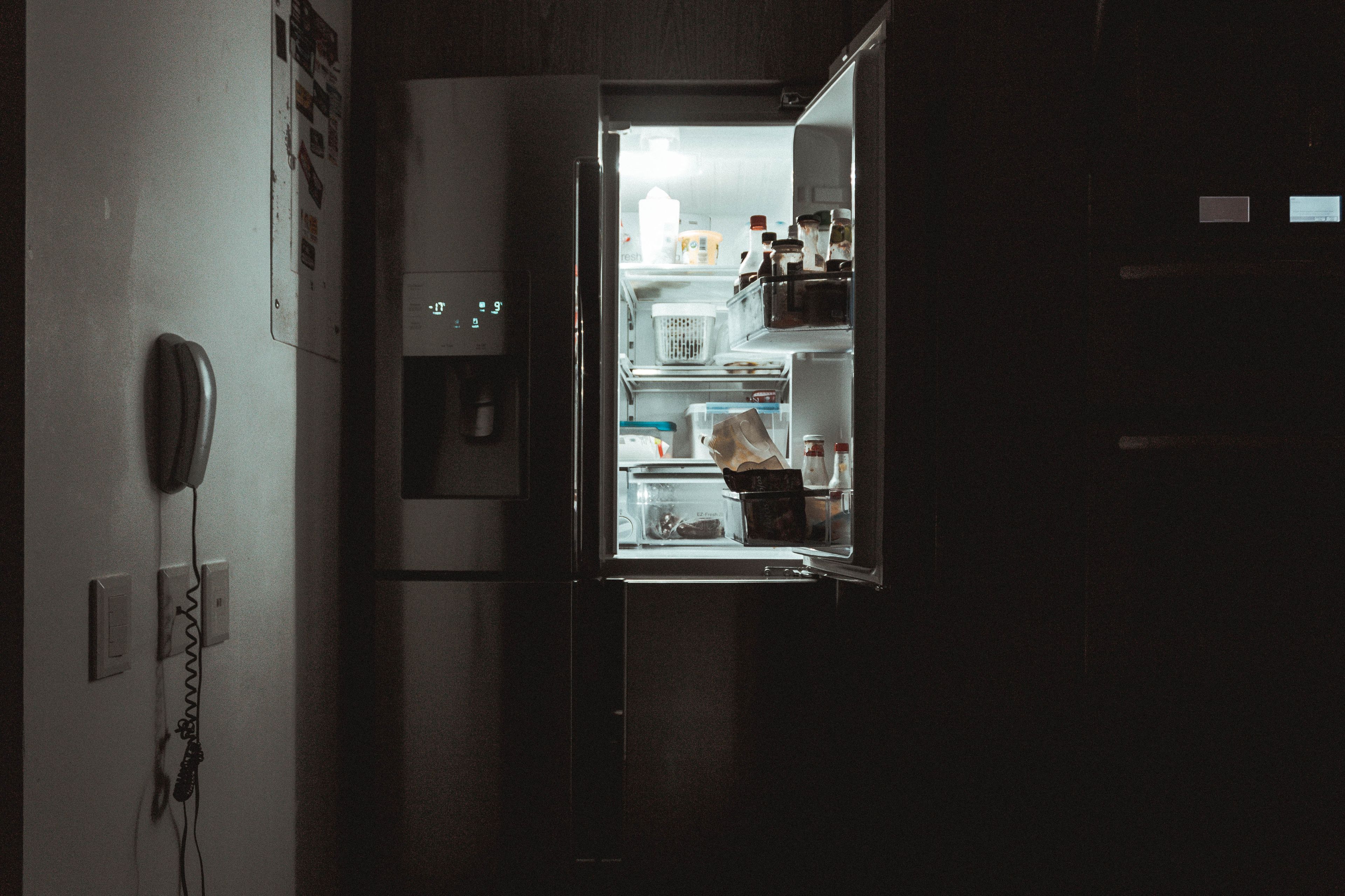 No dejar la nevera abierta es uno de los consejos para que el frigorífico consuma menos (Unsplash)