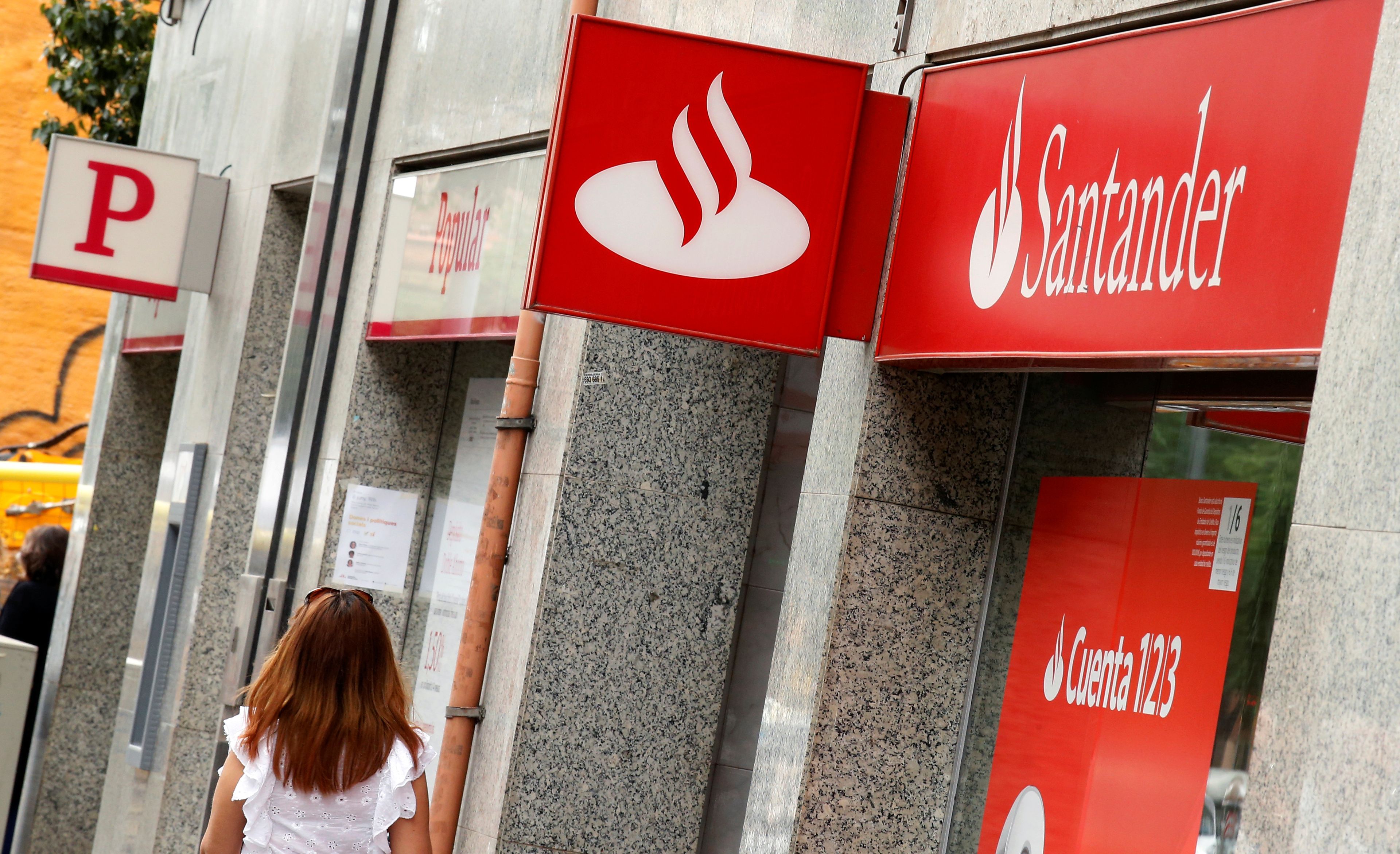 Una de las oficinal del Banco Santander en Barcelona.