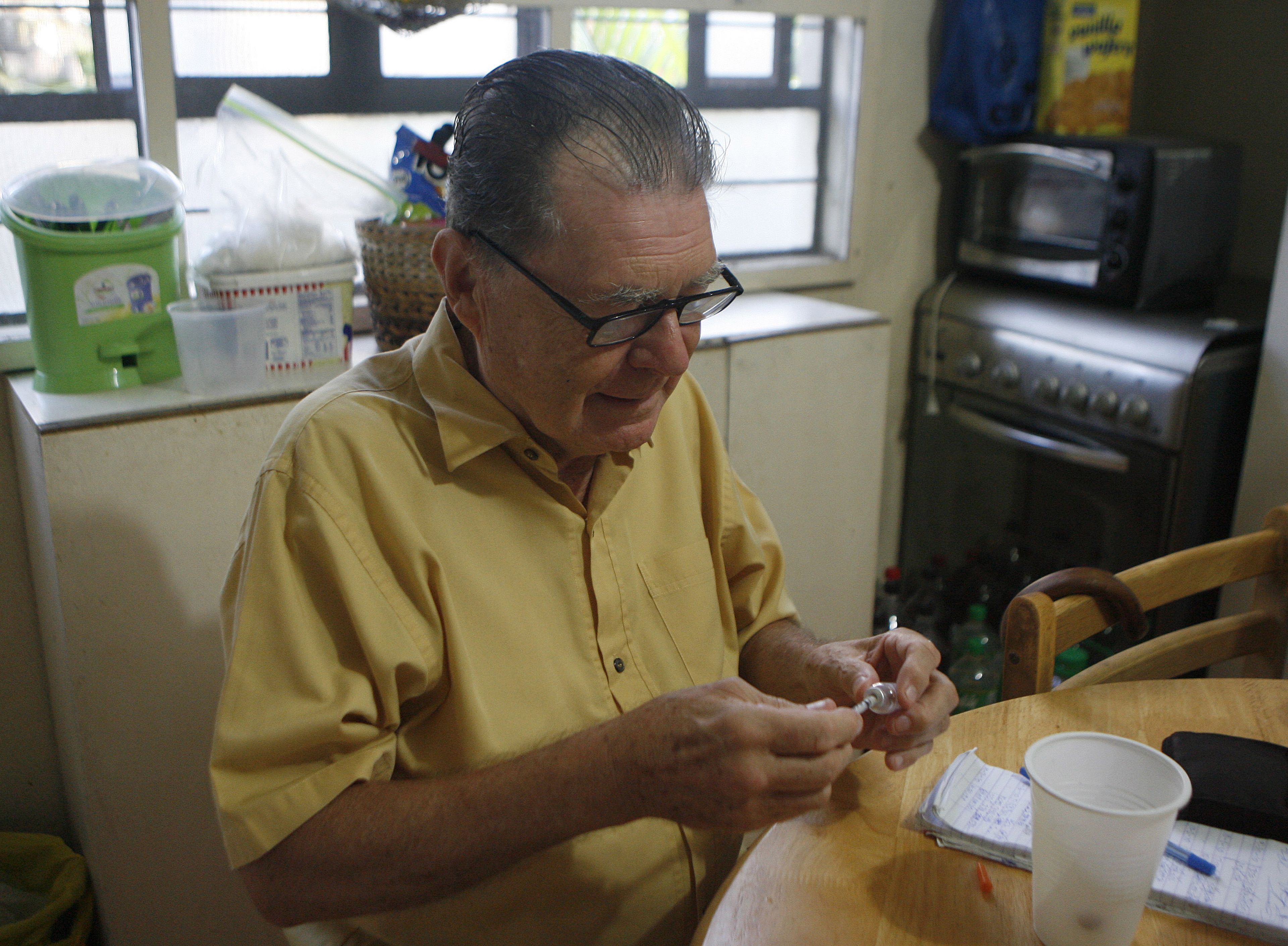 Un paciente diabético prepara su insulina