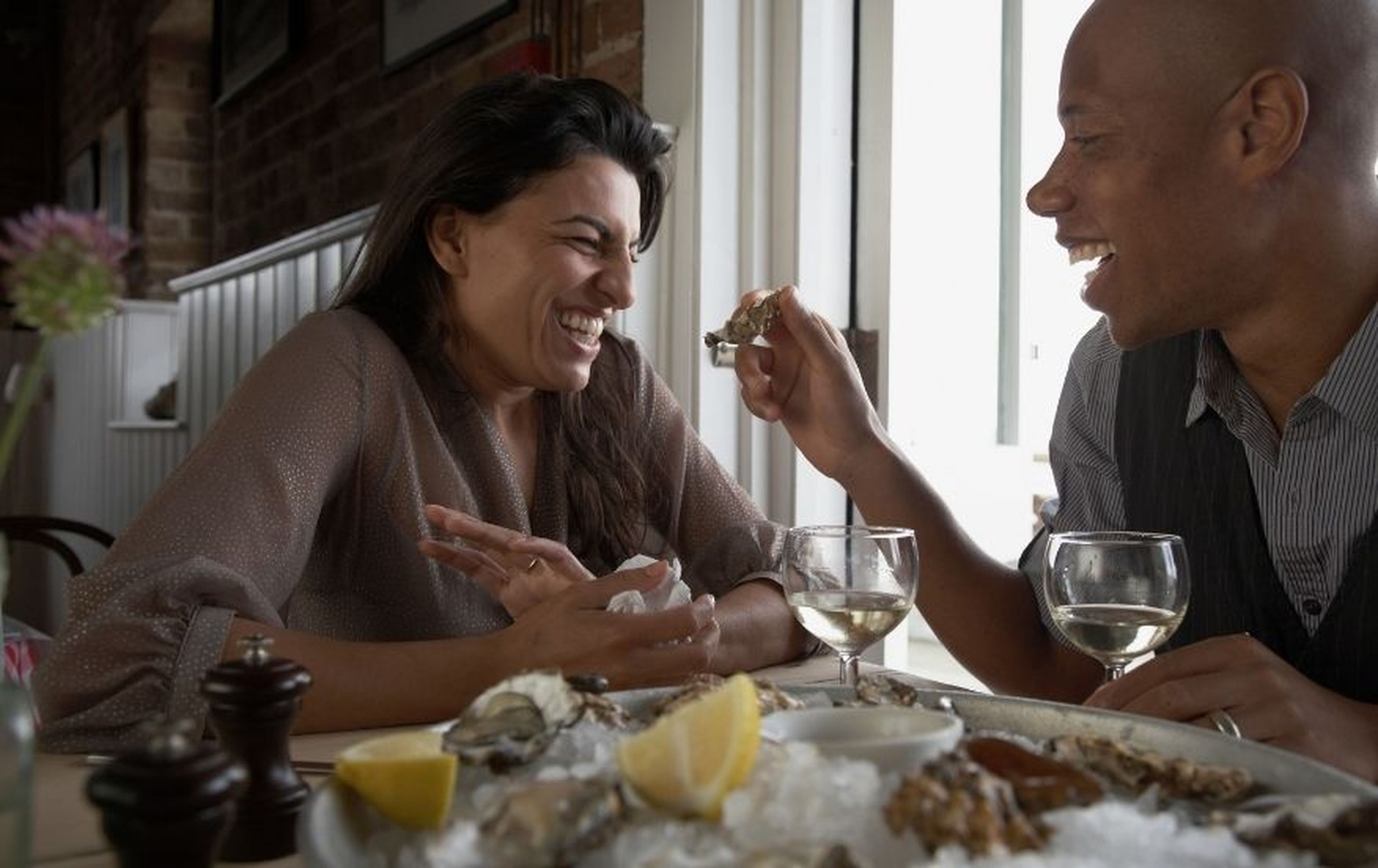 Una pareja come ostras.