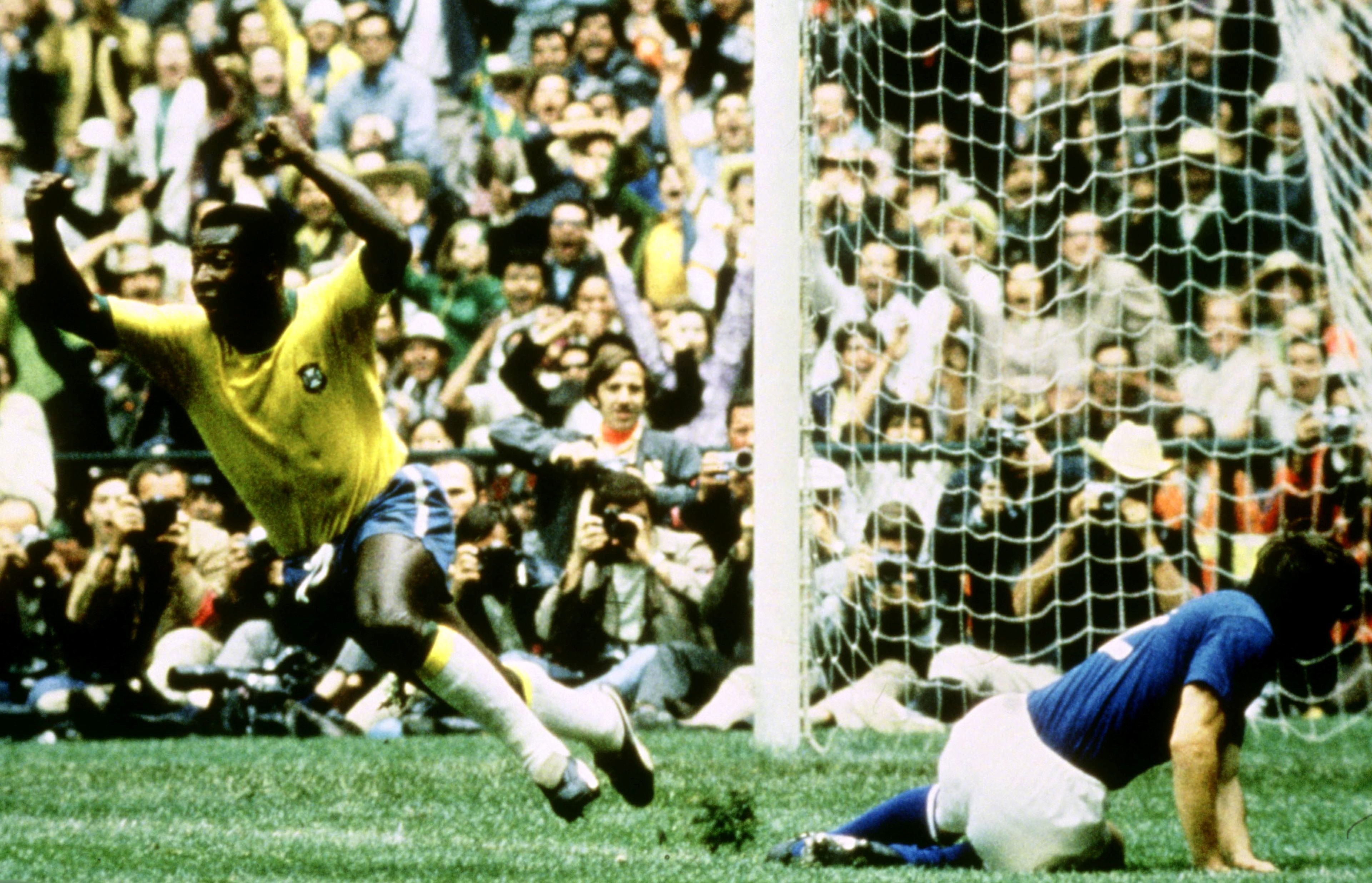 Pelé, con sus botas Puma, celebra un gol en la final de Mundial de México 70 frente a Italia (Reuters)