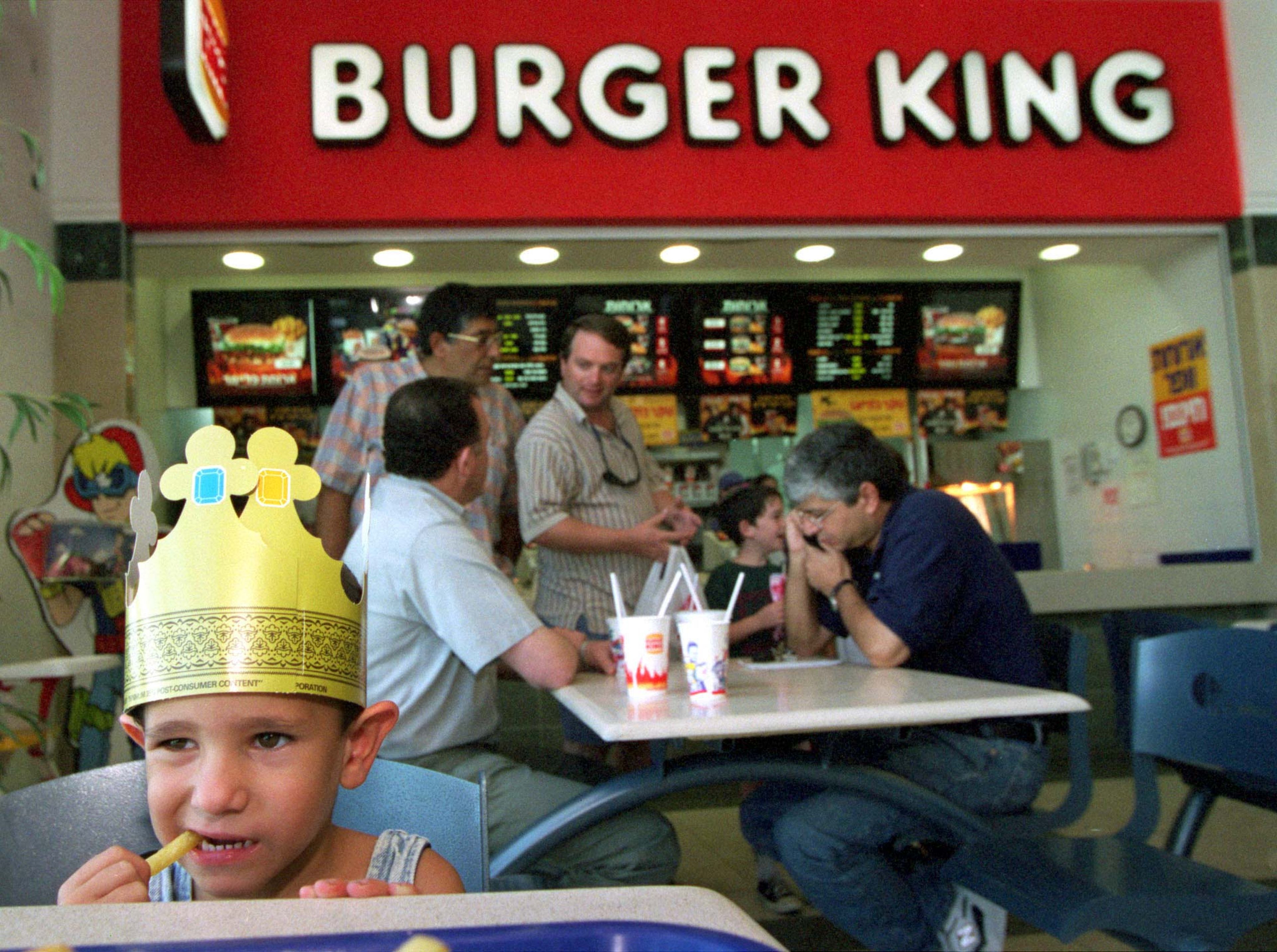 personas comiendo en Burger King