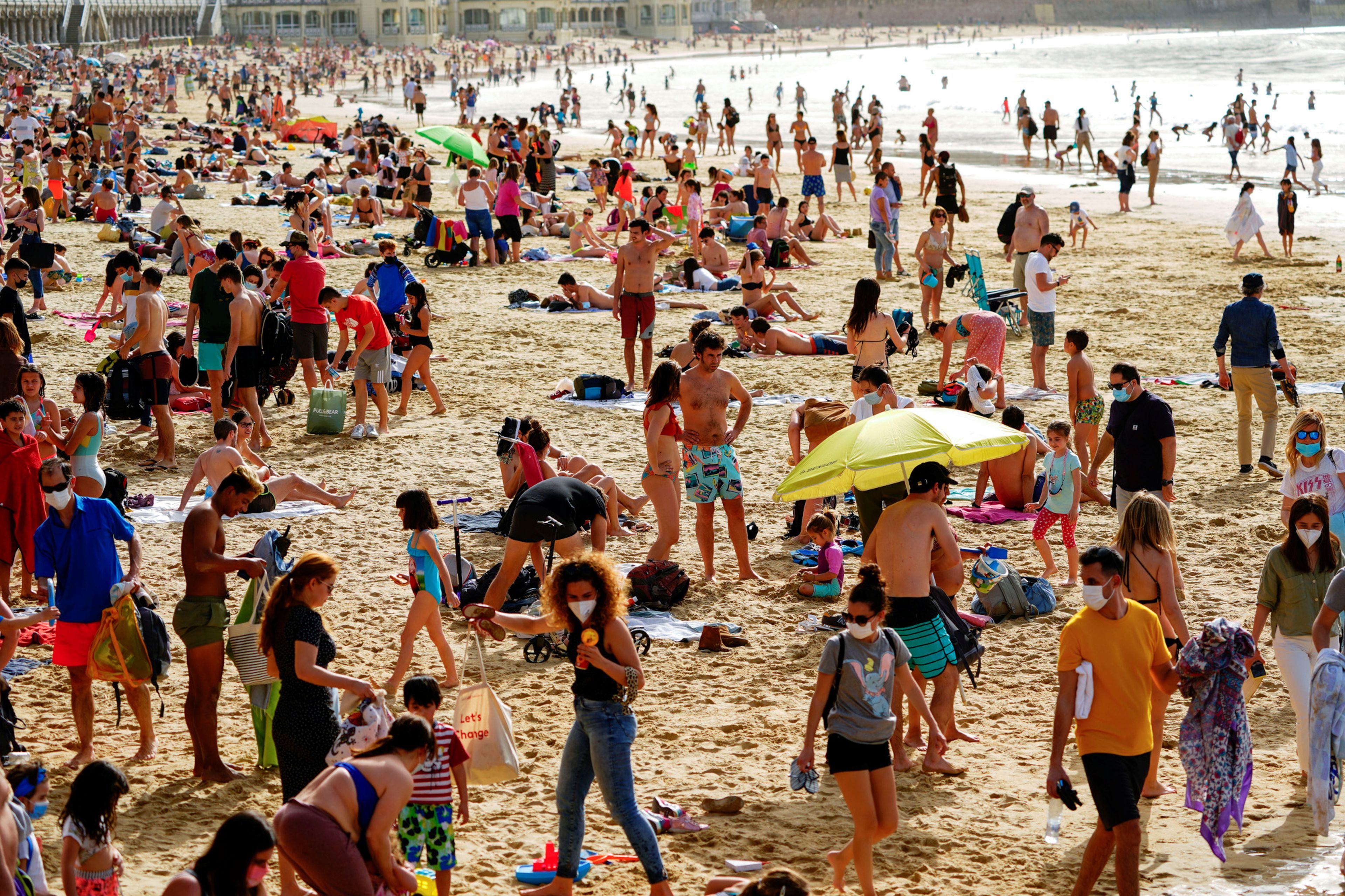 Personas en la playa de La Concha en San Sebastián, el 31 de marzo de 2021.
