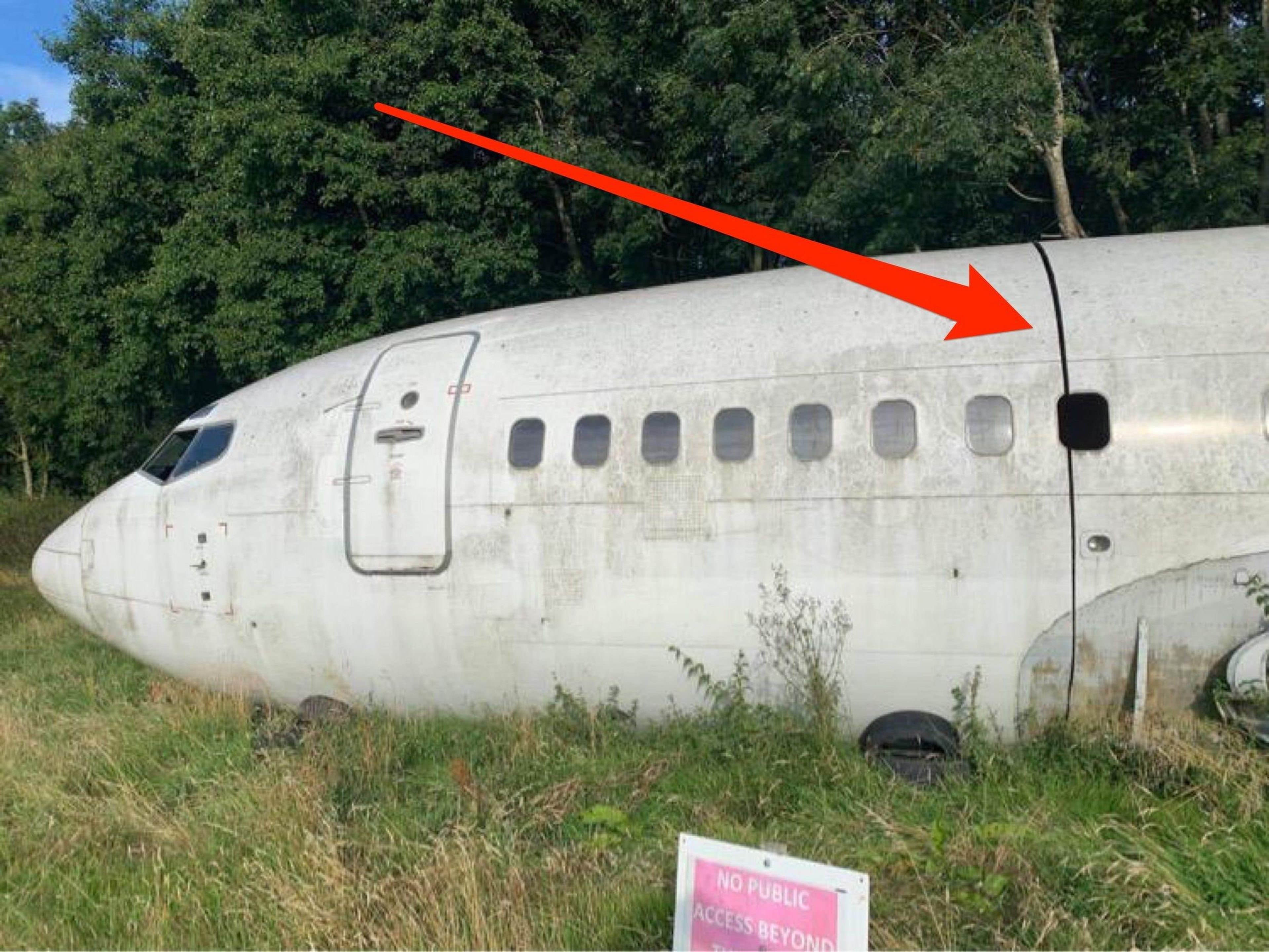 Esa flecha muestra dónde Jones, con la ayuda de unos amigos, cortó el Boeing 737.