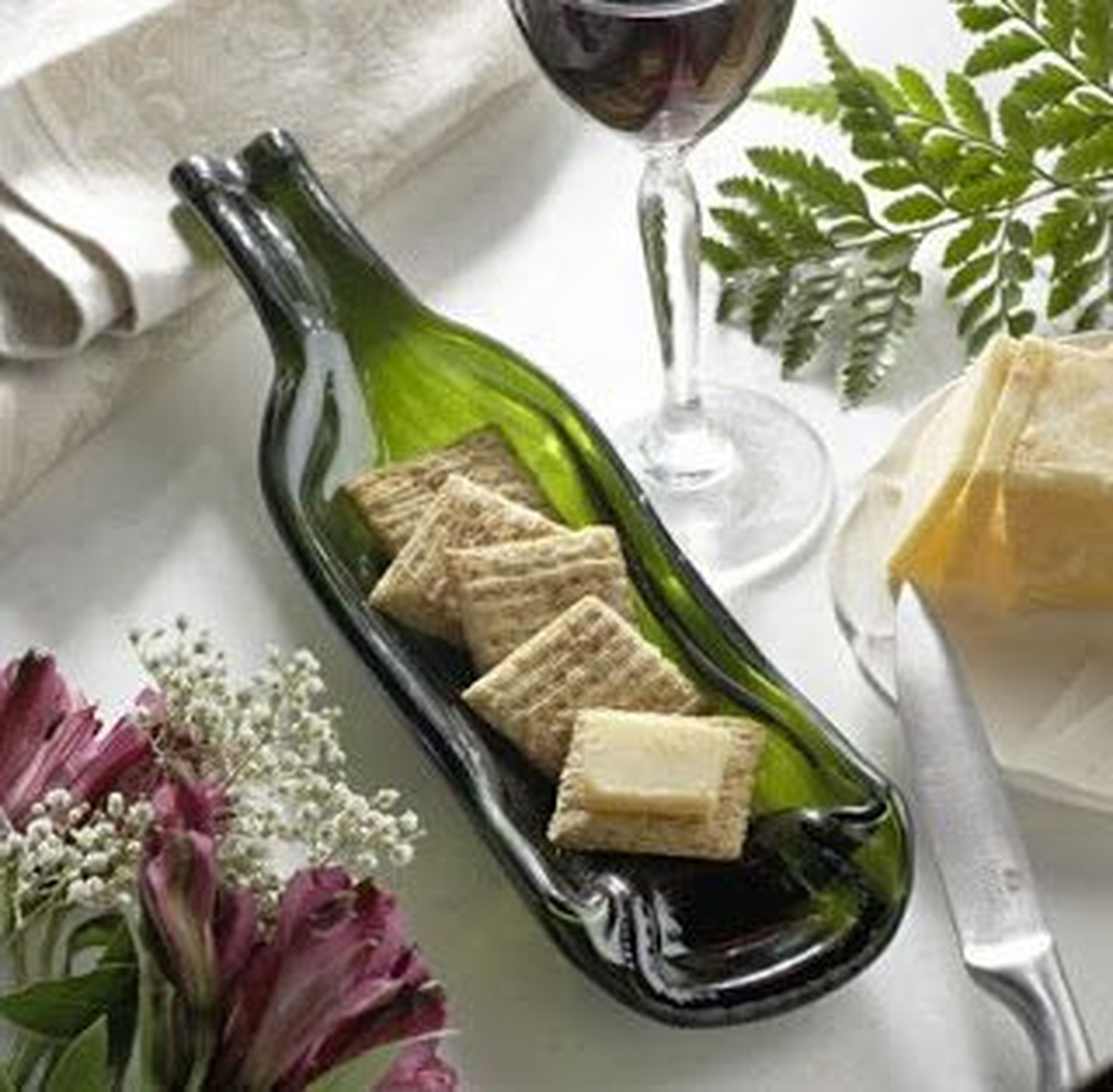 Plato con botella de vino