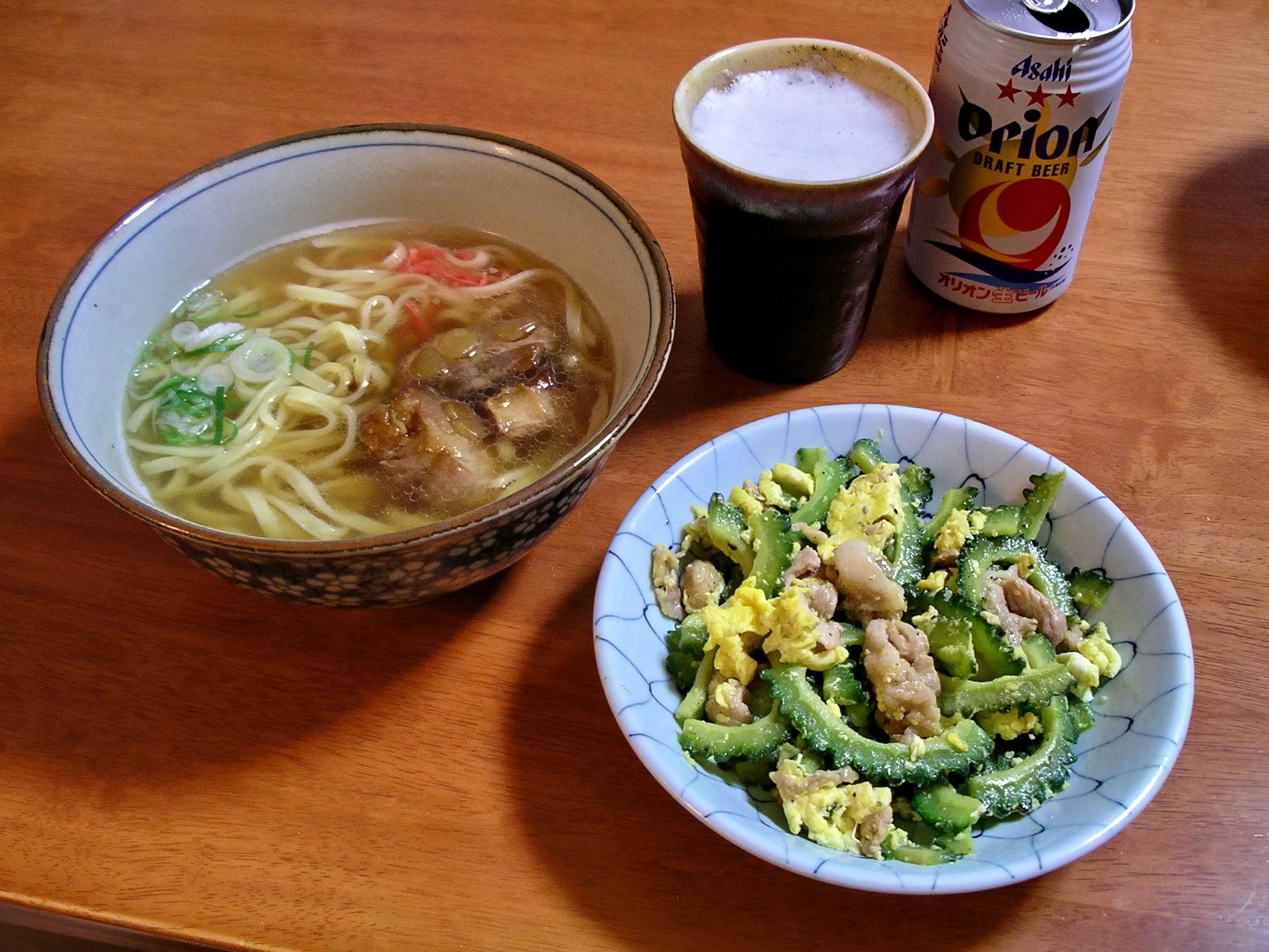 Comida típica: Okinawa soba Y Goya chanpuru con un vaso de cerveza local Orion.