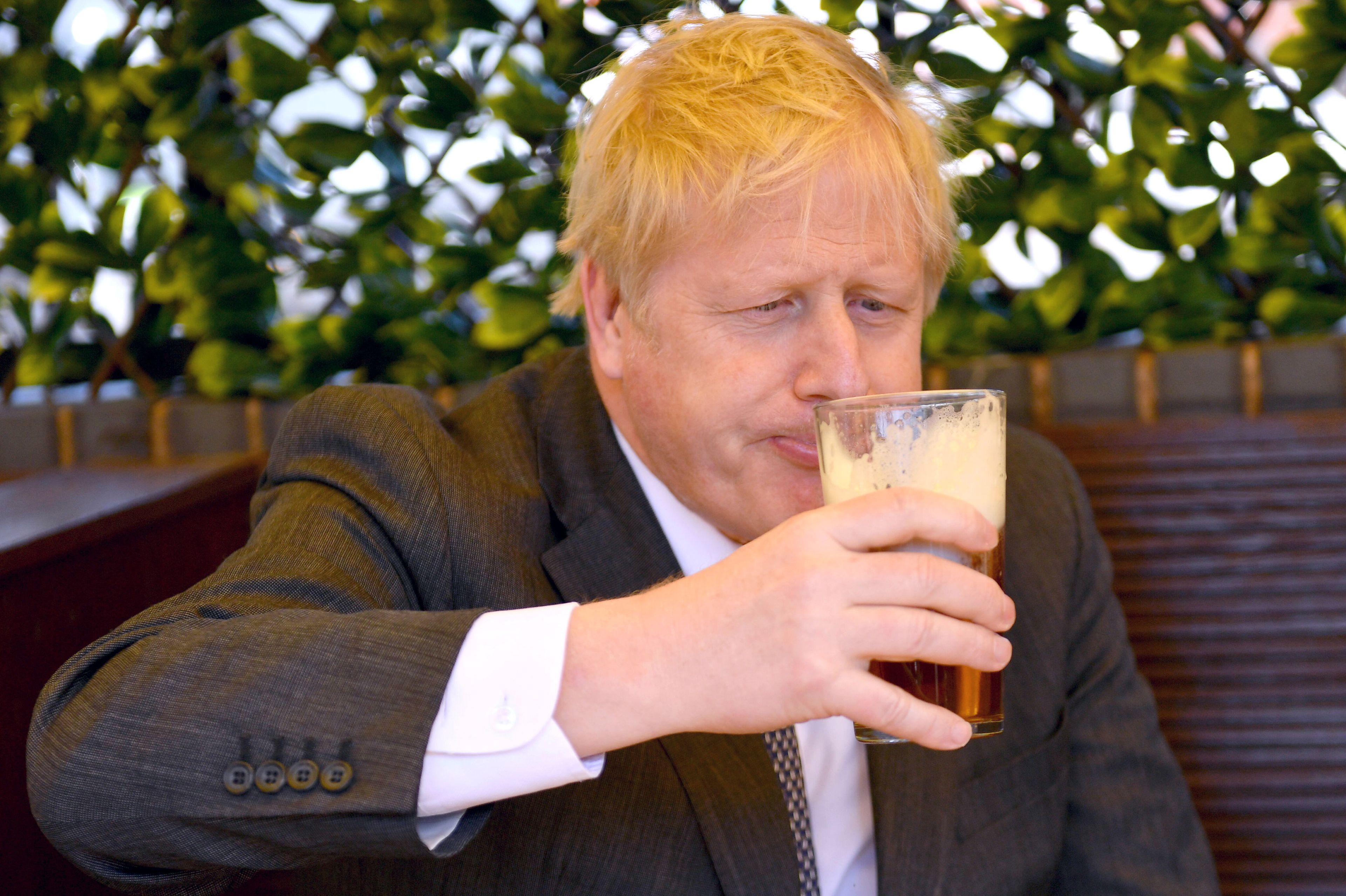 El primer ministro del Reino Unido, Boris Johnson, bebe una cerveza (Reuters)