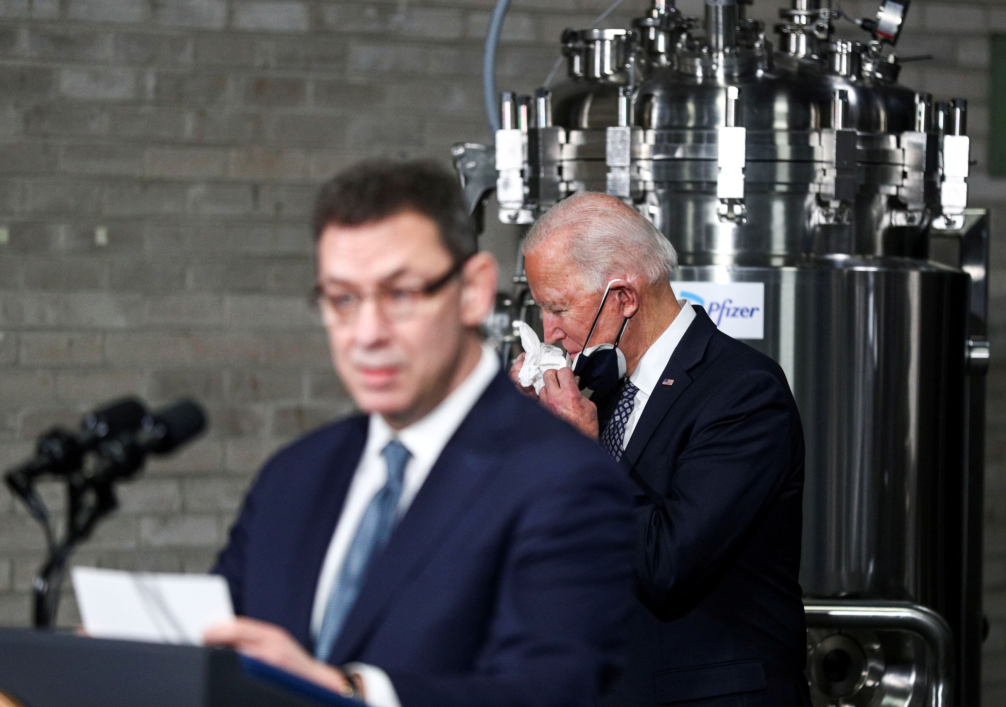 En primer plano, el CEO de Pfizer, Albert Boula. Por detrás, el presidente de Estados Unidos, Joe Biden (Reuters)