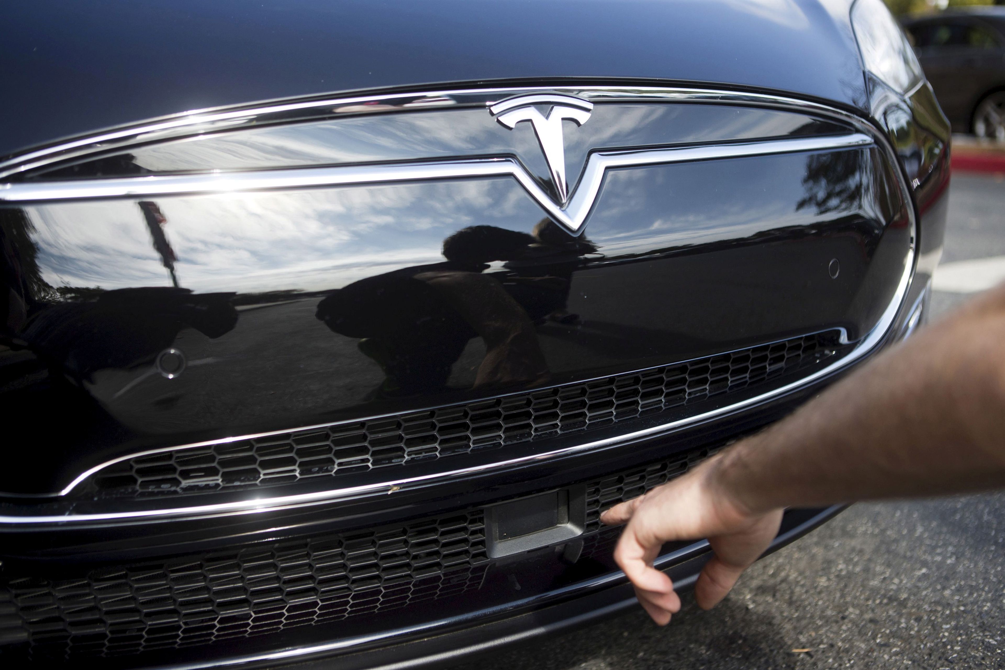 Radar en un Tesla Model S fotografiado en 2015