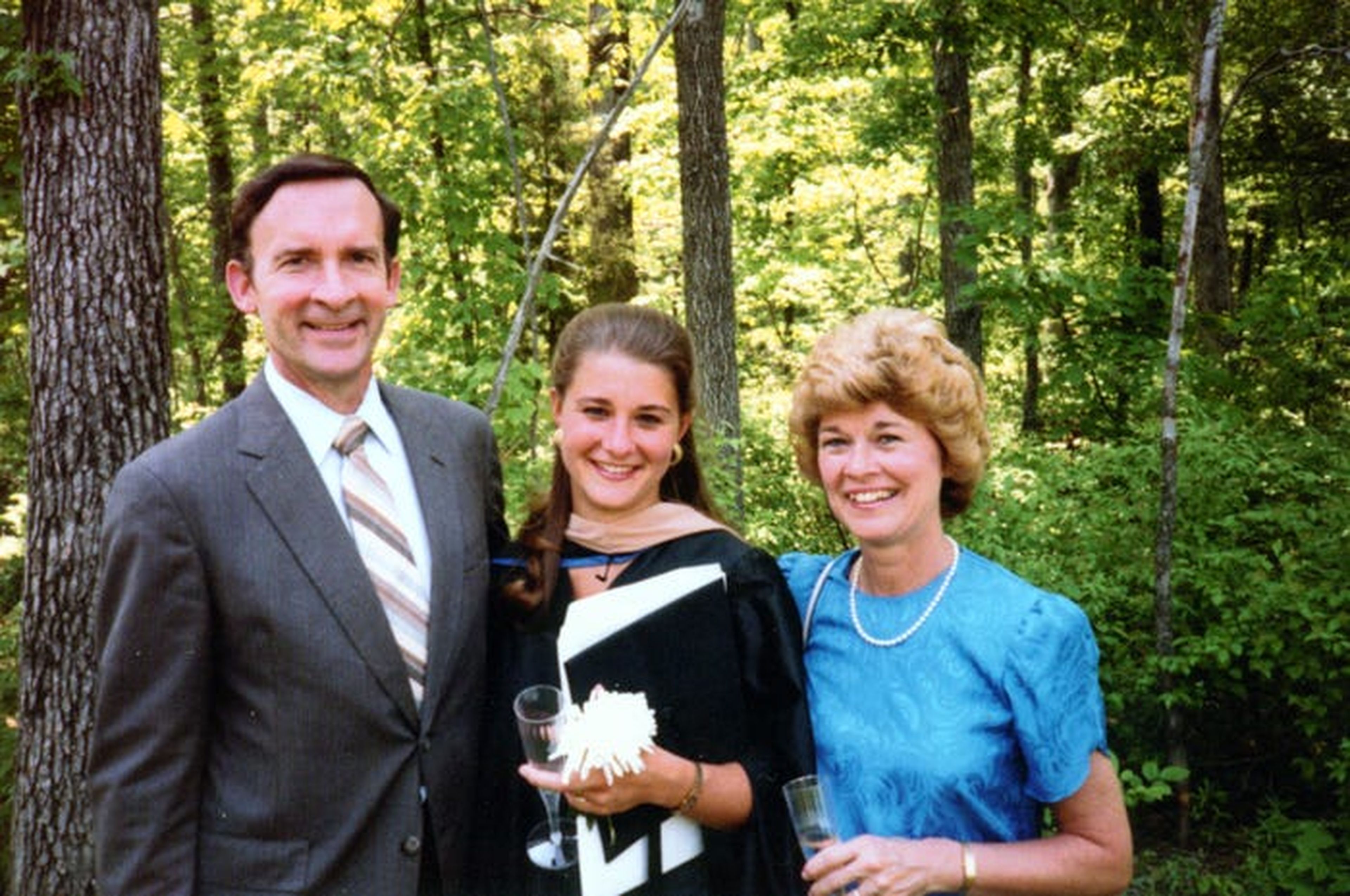 Ray French, Melinda French (Melinda Gates) y Elaine French el día de su graduación en la Universidad de Duke, Durham, Carolina del Norte, mayo de 1987.