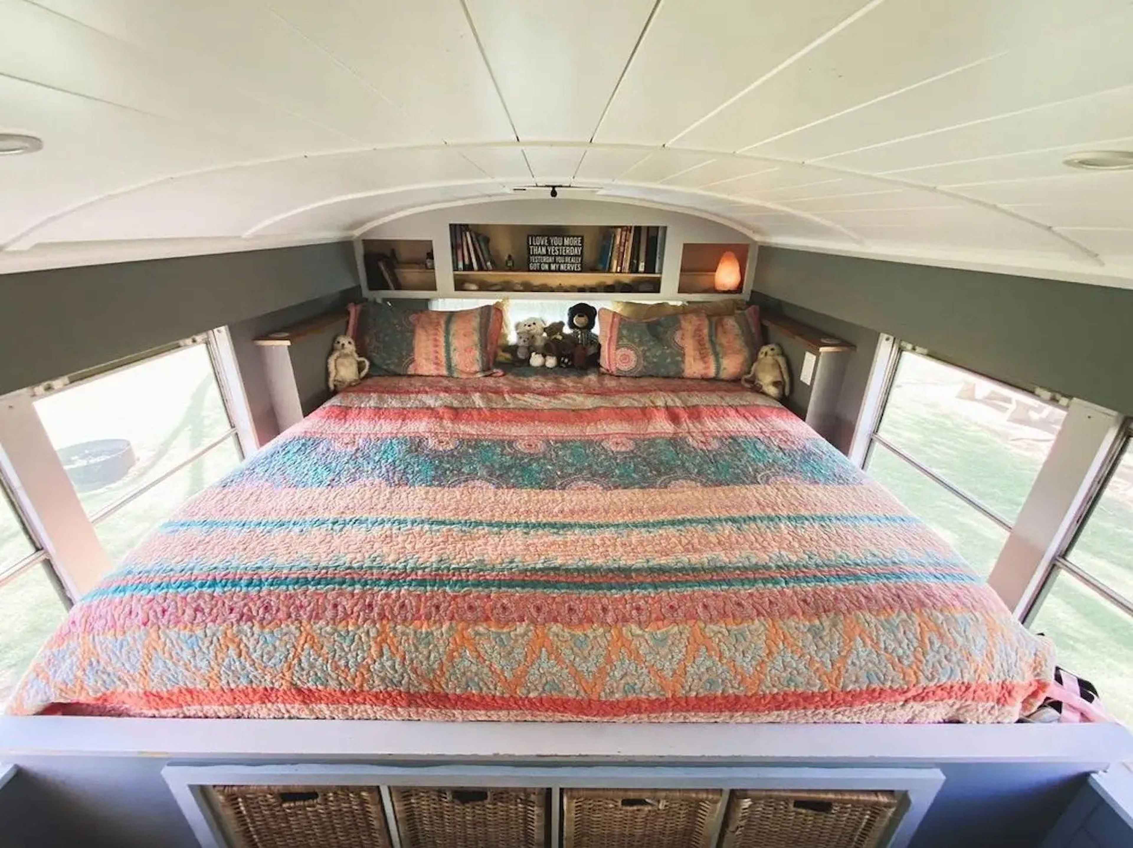 La familia tiene un colchón tamaño king en la parte trasera de su autobús.