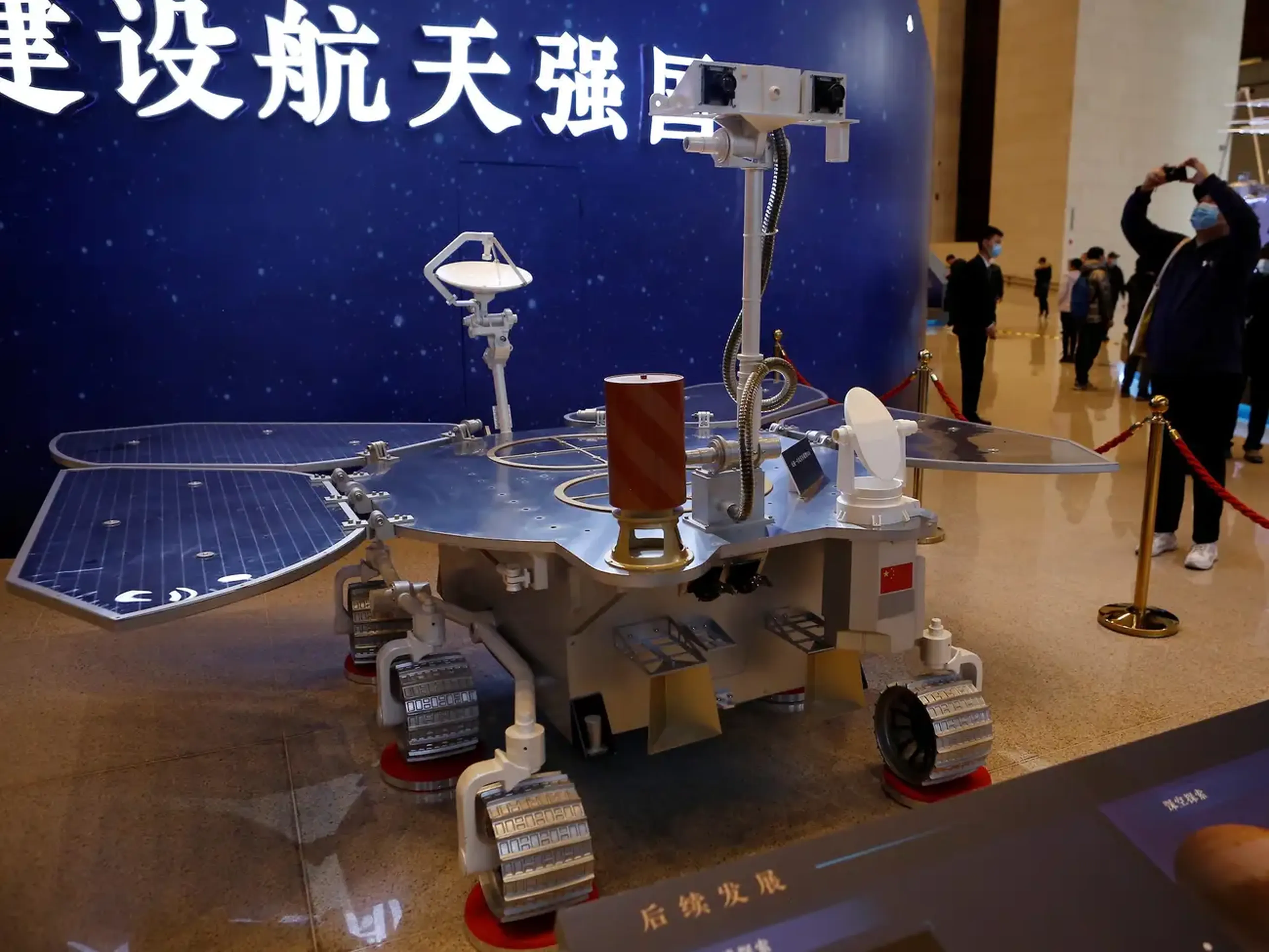 Una réplica del explorador de Marte Tianwen-1 en una exposición en el Museo Nacional de Pekín, China, el 3 de marzo de 2021.