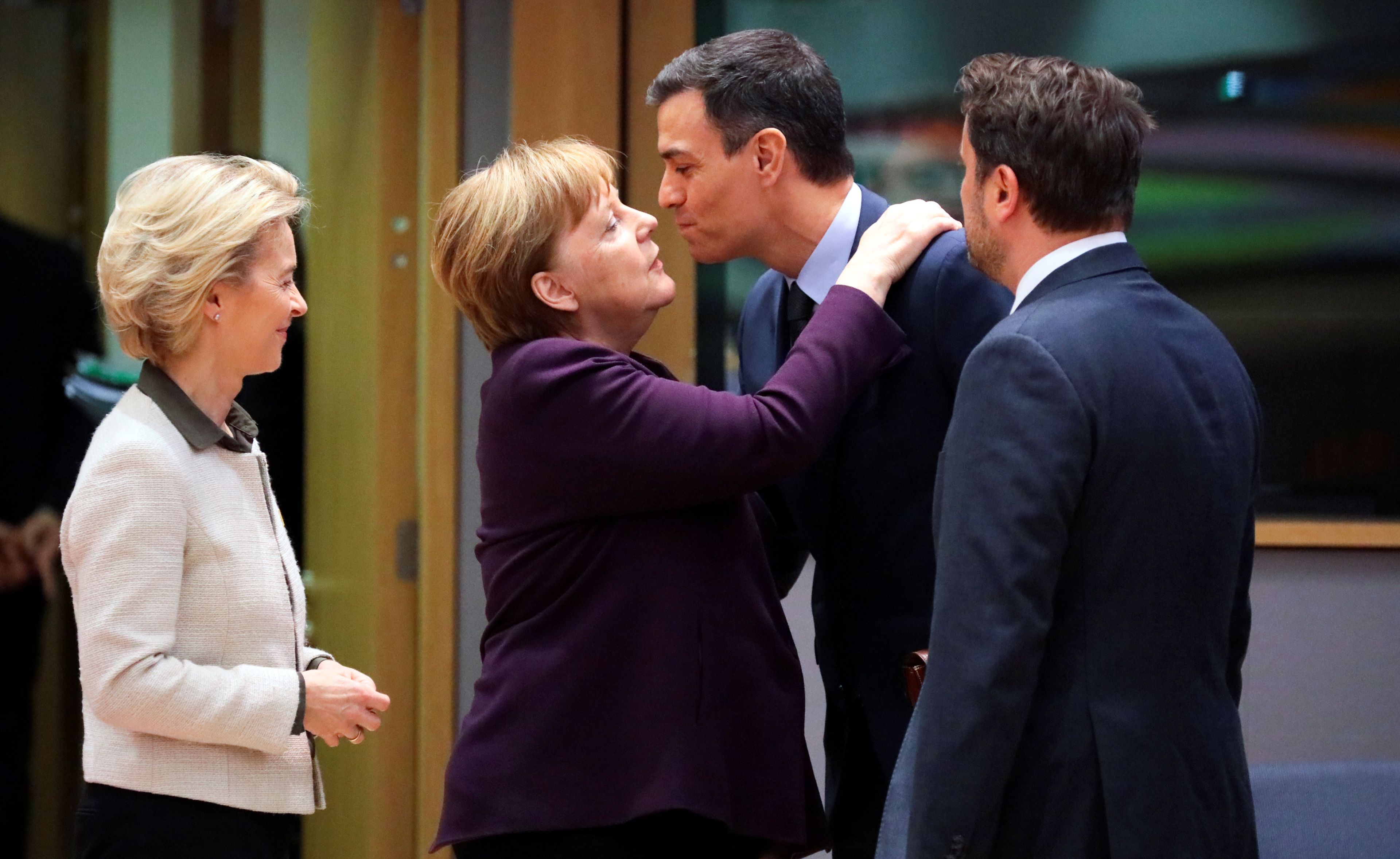 saludo dos besos Pedro Sánchez Angela Merkel