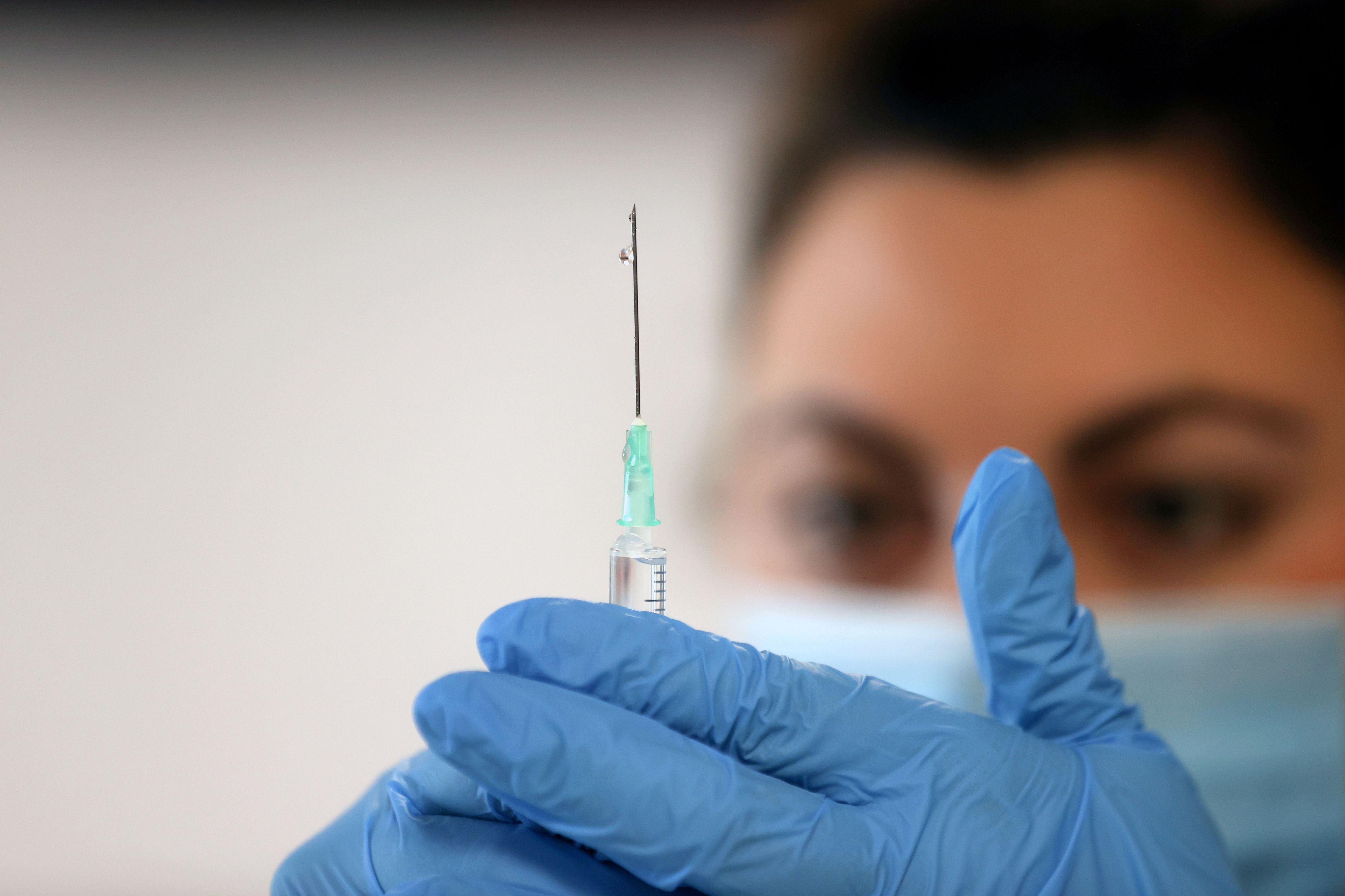 Una sanitaria prepara una vacuna contra el COVID-19