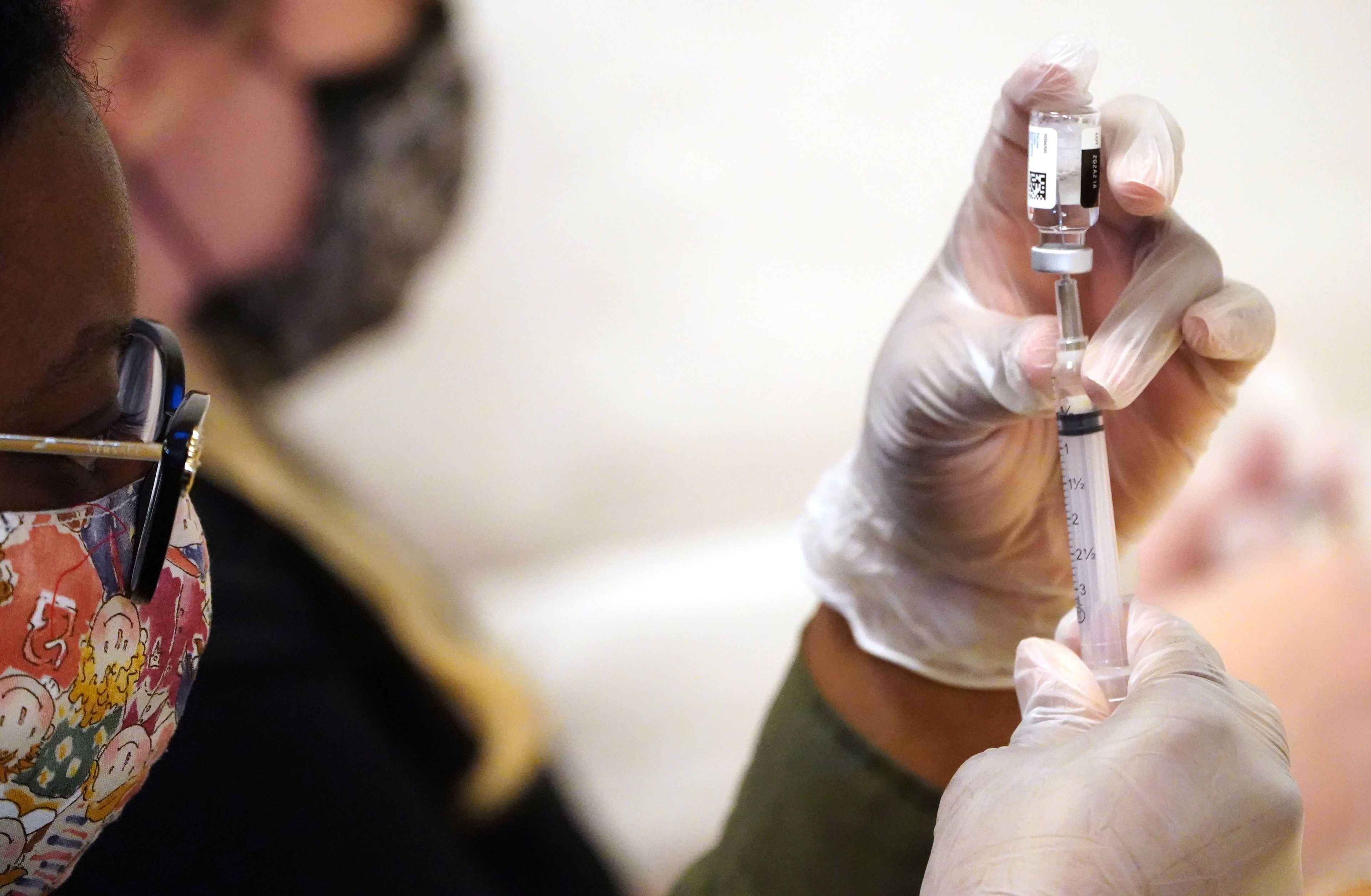 Sanitarios preparando la inyección de la vacuna de Johnson & Johnson.