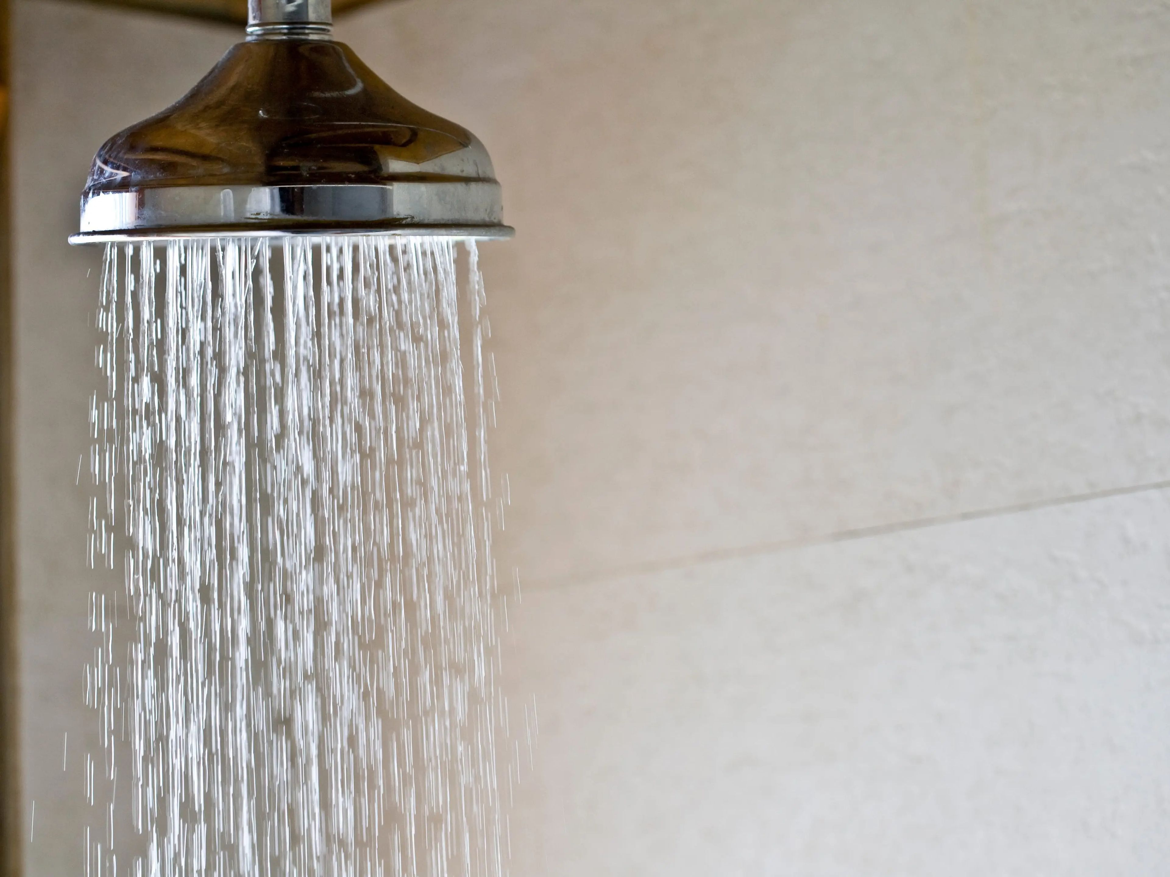 Darse duchas frías se ha relacionado con algunos beneficios para la salud.