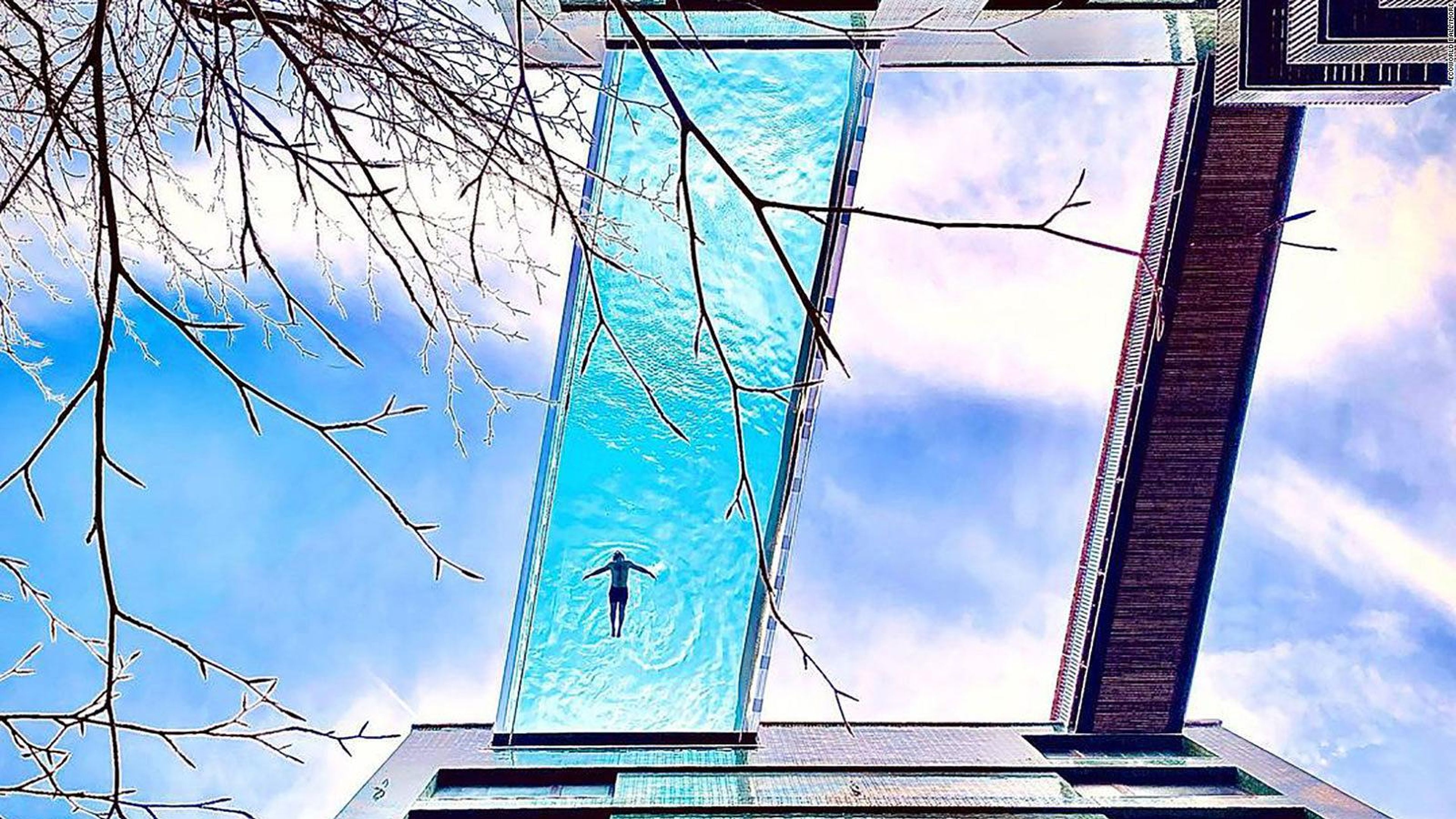 La piscina Sky Pool de Londres mide 25 metros y permite pasar a nado de un edificio a otro.