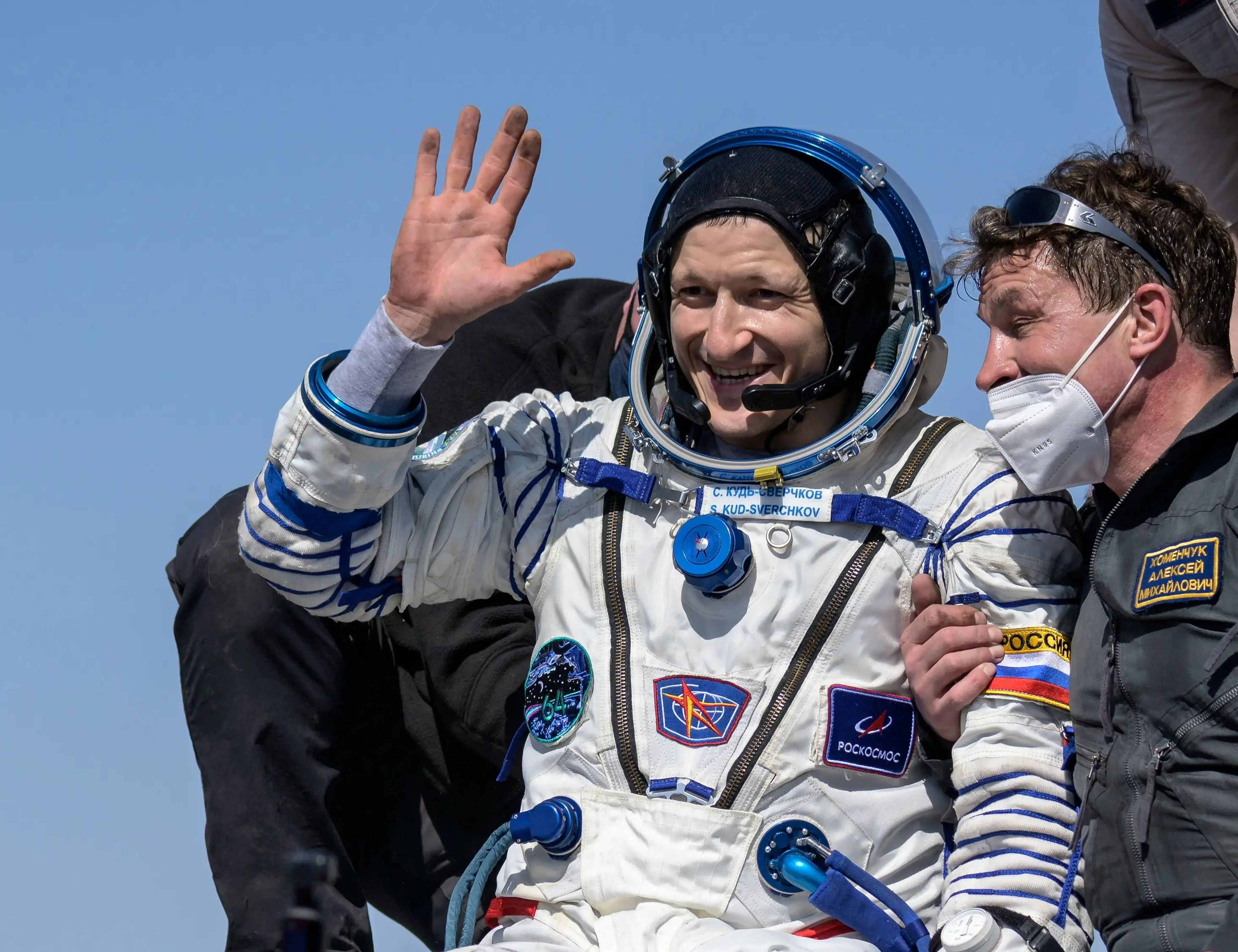 El miembro de la tripulación de la EEI Sergey Kud-Sverchkov aterriza en un área remota en Kazajstán, el 17 de abril de 2021.