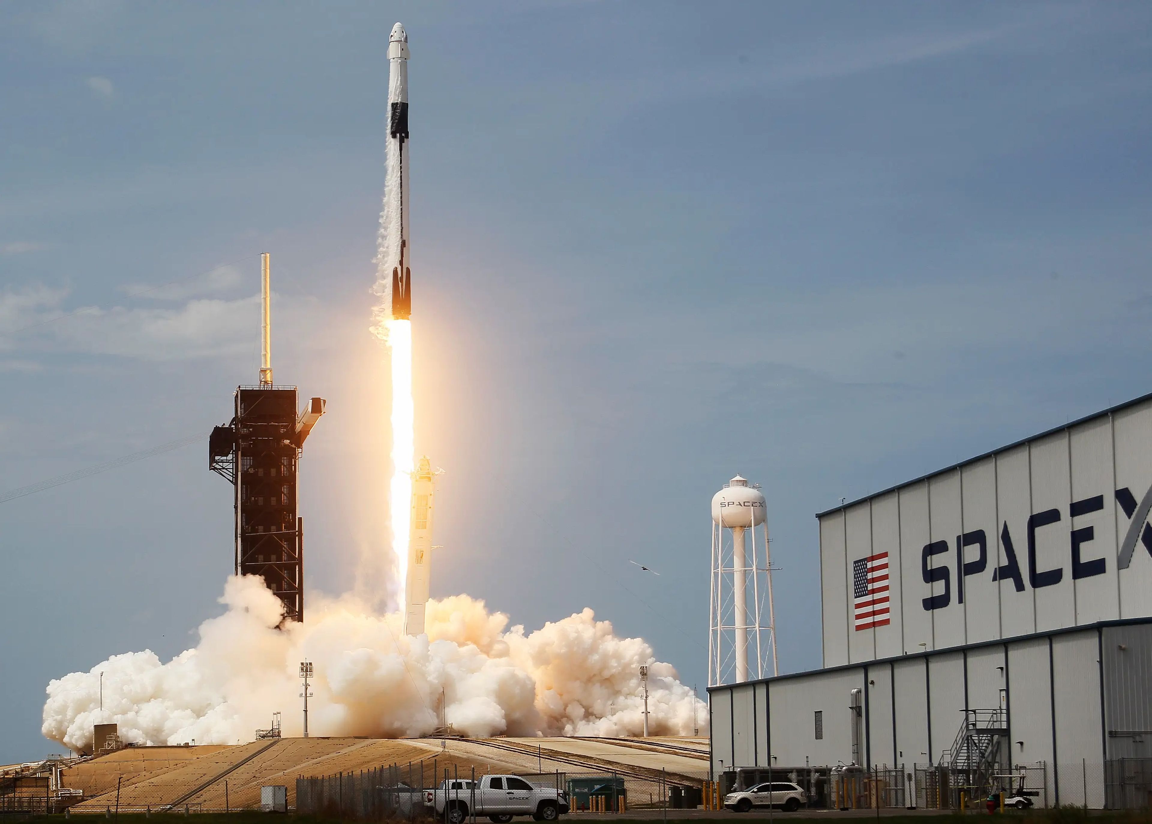 El cohete SpaceX Falcon 9 despega en el Centro Espacial Kennedy el 30 de mayo de 2020 en Cabo Cañaveral, Florida.