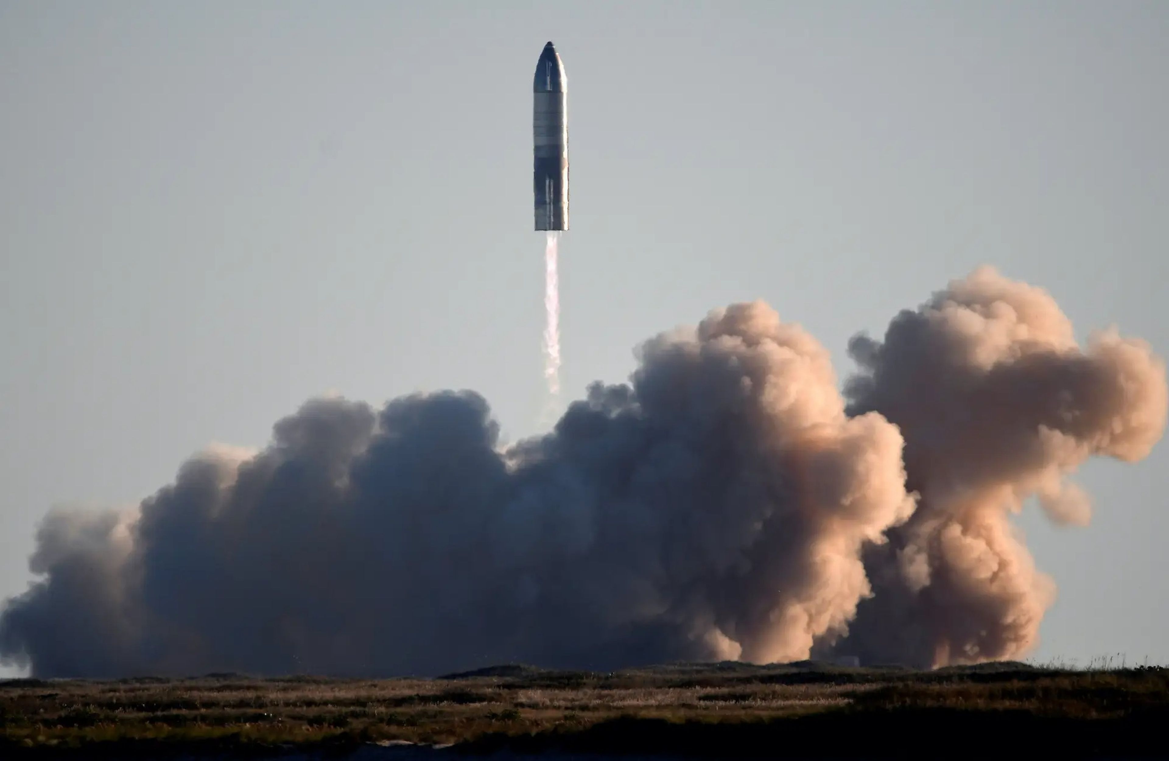 SpaceX lanza su primer cohete Starship SN8 de carga súper pesada durante una prueba desde sus instalaciones en Boca Chica, Texas, el 9 de diciembre de 2020.