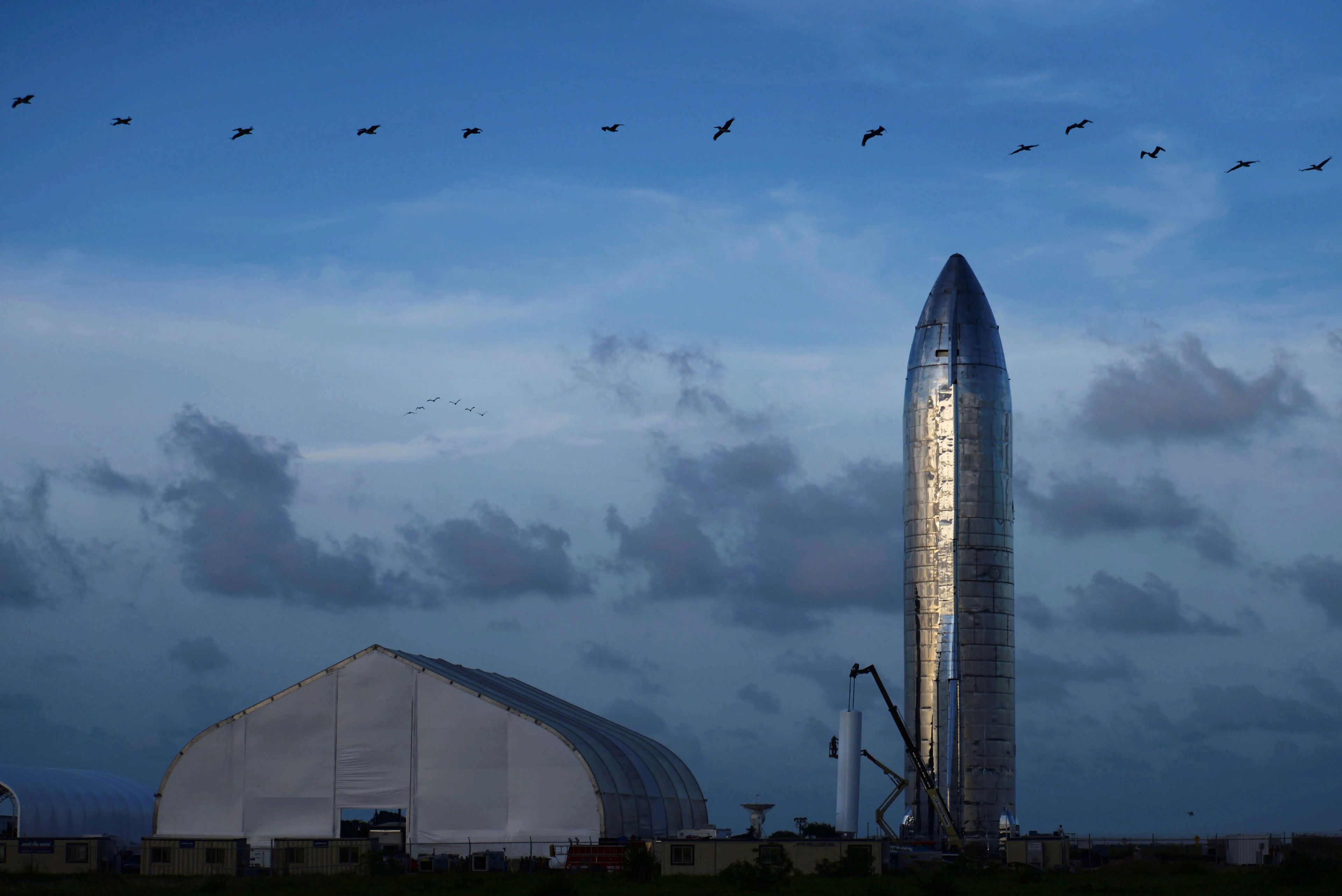 Un prototipo de la nave espacial Starship de SpaceX en las instalaciones de la compañía en Boca Chica, Texas.