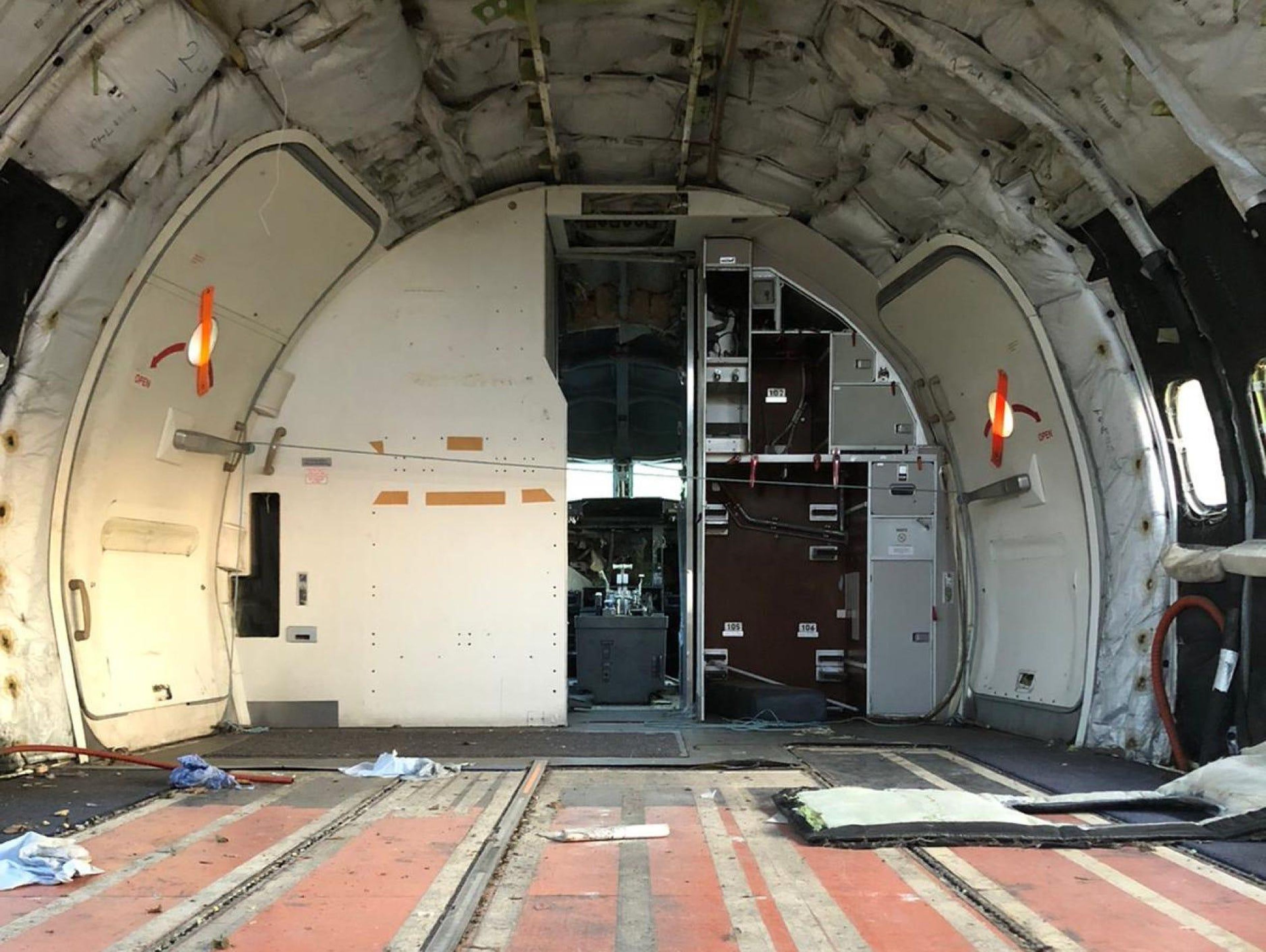 El interior del Boeing 737 mirando hacia la cabina.