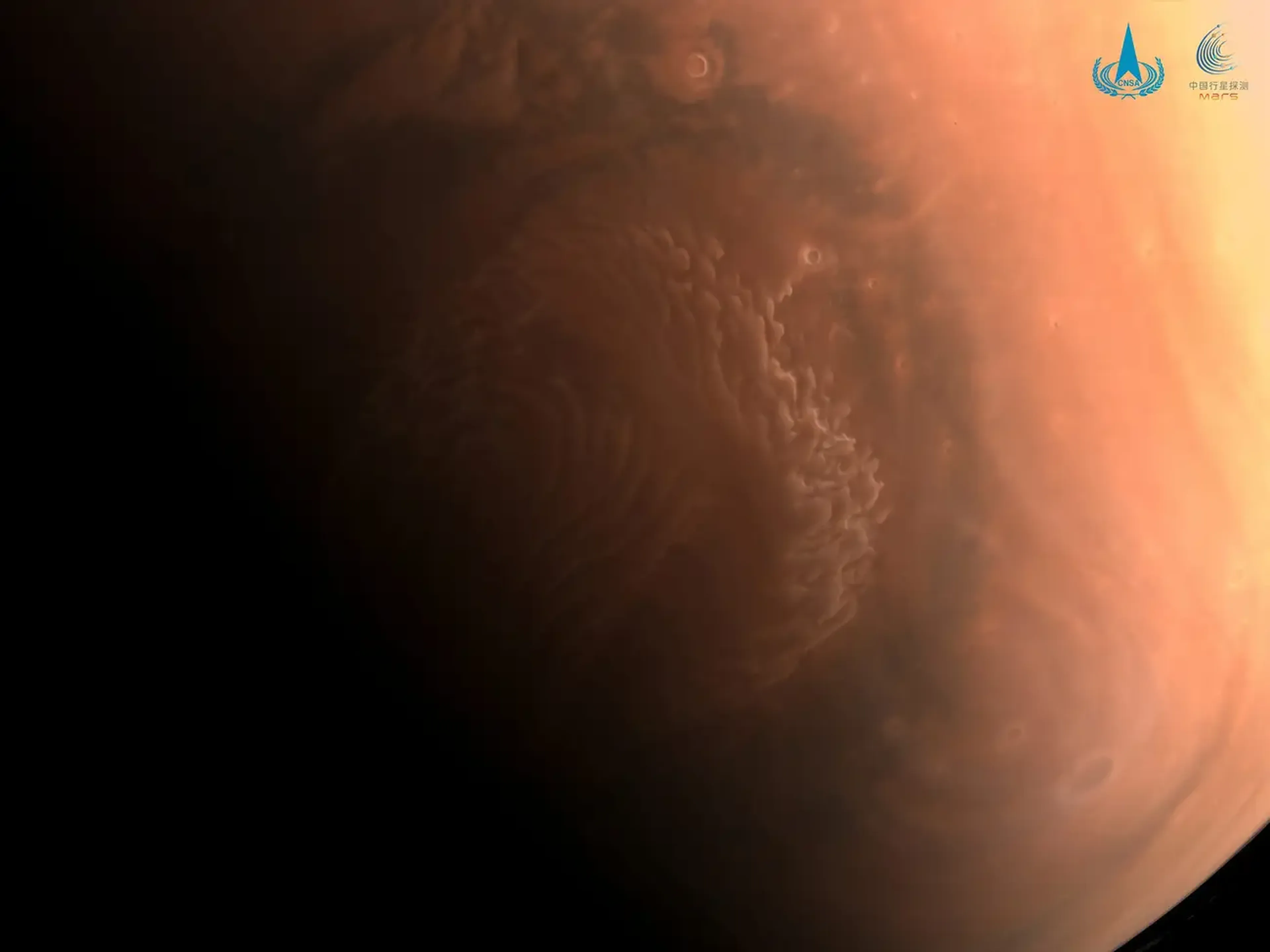 La superficie de Marte, fotografiada por la nave espacial Tianwen-1 que rodea el planeta.